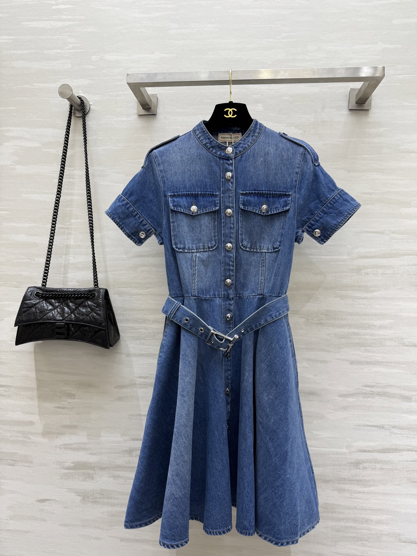 NO:328471,#Alexander McQUEEN new denim short-sleeved dress is a must-have for sweet and cool girls. Classic style cut, fashionable and handsome. High-quality customization. Spot sizeS/M/L (size size 88, length 88), skirts, T-shirt, alexander wang19860909#Alexander McQUEEN新款牛仔短袖连衣裙 甜酷女孩必备 经典版型剪裁 时髦又帅气 高品质定制 现货首发sizeS/M/L（s码胸围88,衣长88）,,skirts,T-shirt,alexander wang,Women's clothing