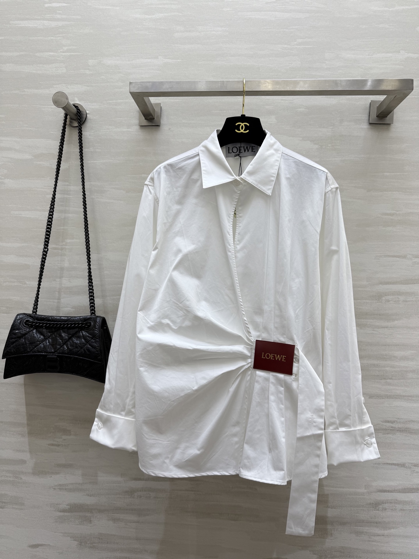 NO:328483,#Loew irregular shirt Customized logo leather side buckle pleated design handsome and fashionable high-quality customization Spot first-time sizeS/M/L (size s size 104, 68 length),,loewe,alexander wang19860909#Loew不规则衬衣 定制logo皮革侧搭扣 褶皱设计帅气时髦 高品质定制 现货首发sizeS/M/L（s码胸围104,衣长68）,,loewe,alexander wang,Women's clothing