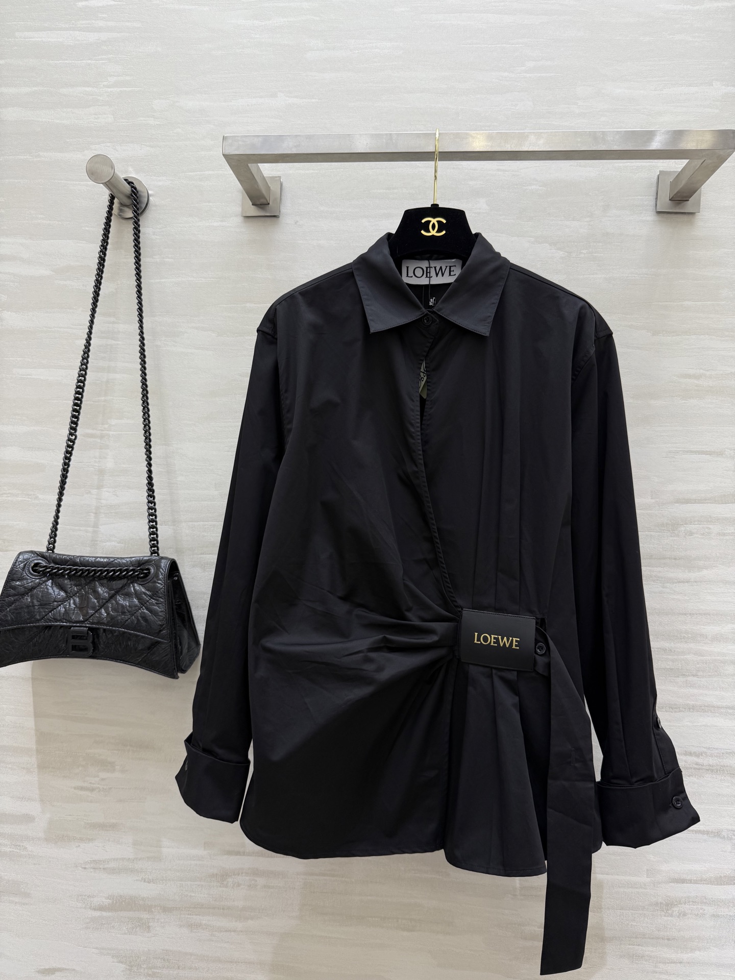 NO:328487,#Loew irregular shirt Customized logo leather side buckle pleated design handsome and fashionable high-quality customization Spot first-time sizeS/M/L (size s size 104, 68 length),,loewe,alexander wang19860909#Loew不规则衬衣 定制logo皮革侧搭扣 褶皱设计帅气时髦 高品质定制 现货首发sizeS/M/L（s码胸围104,衣长68）,,loewe,alexander wang,Women's clothing