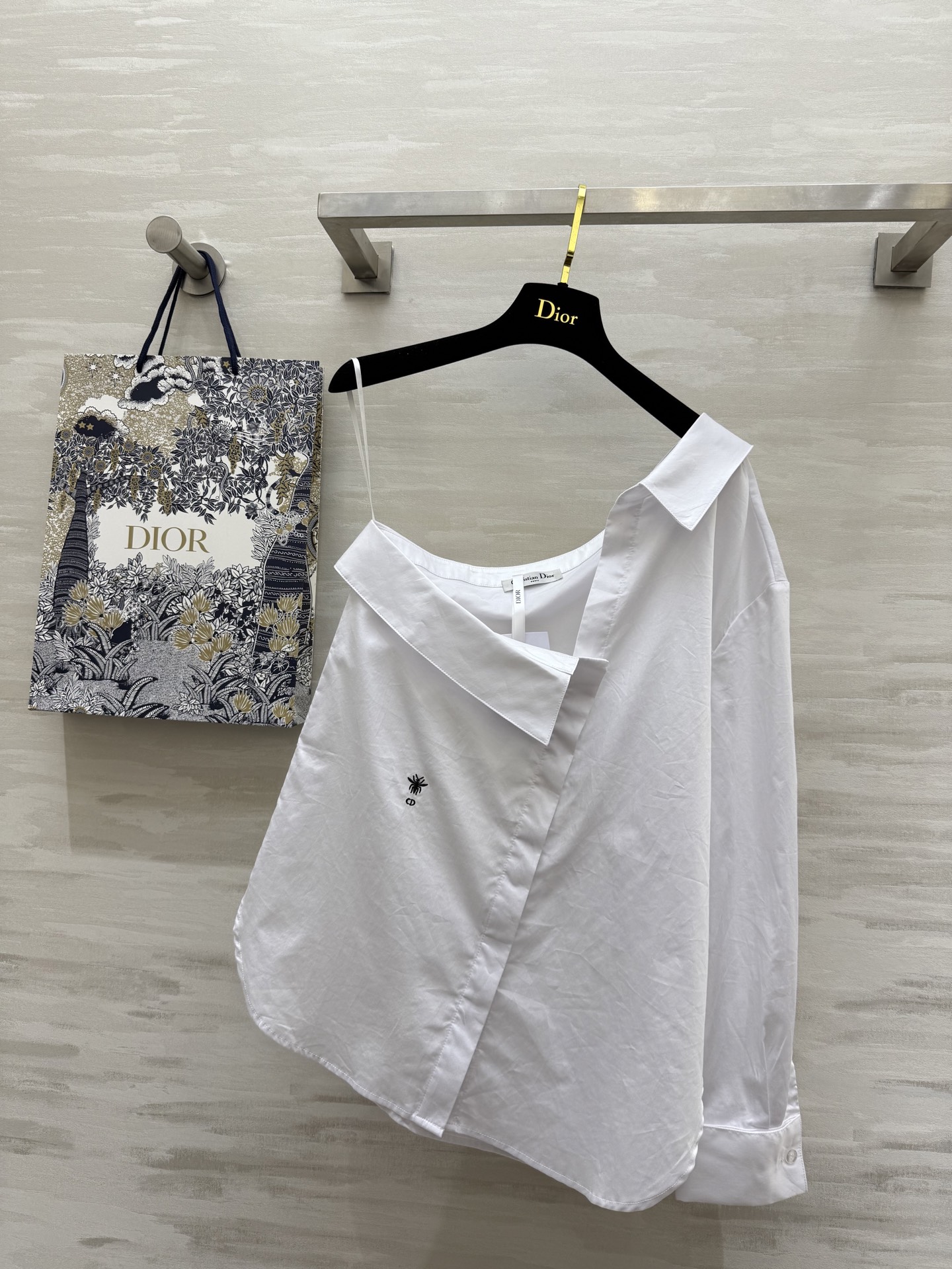 NO:328493,#DIO asymmetric off-shoulder shirt, fashionable and high-end, exquisite CD bee embroidery, high-quality customization, spot first-time size36/38/40 (36 size bust 96, 68 length),,dior,alexander wang19860909#DIO不对称露肩衬衣 时髦高级 精致CD蜜蜂刺绣 高品质定制 现货首发size36/38/40（36码胸围96,衣长68）,,dior,alexander wang,Women's clothing