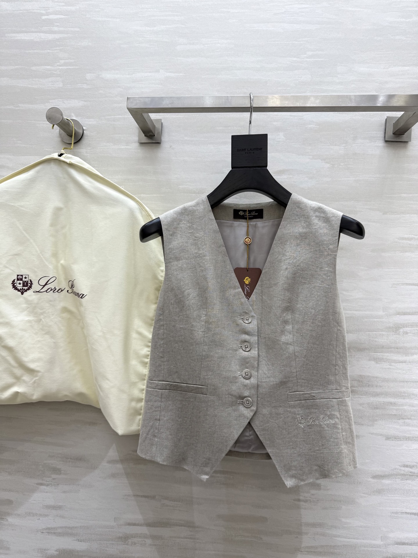 NO:328499,#LP Lao Qianfeng cotton linen vest, three-dimensional tailoring, heavy industry logo embroidery, high-quality customization, spot first-time sizeS/M/L (size s-s bust 88, 50 length),,loro piano,alexander wang19860909#LP老钱风棉麻马甲 立体剪裁版型 重工logo刺绣 高品质定制 现货首发sizeS/M/L（s码胸围88,衣长50）,,loro piana,alexander wang,Women's clothing