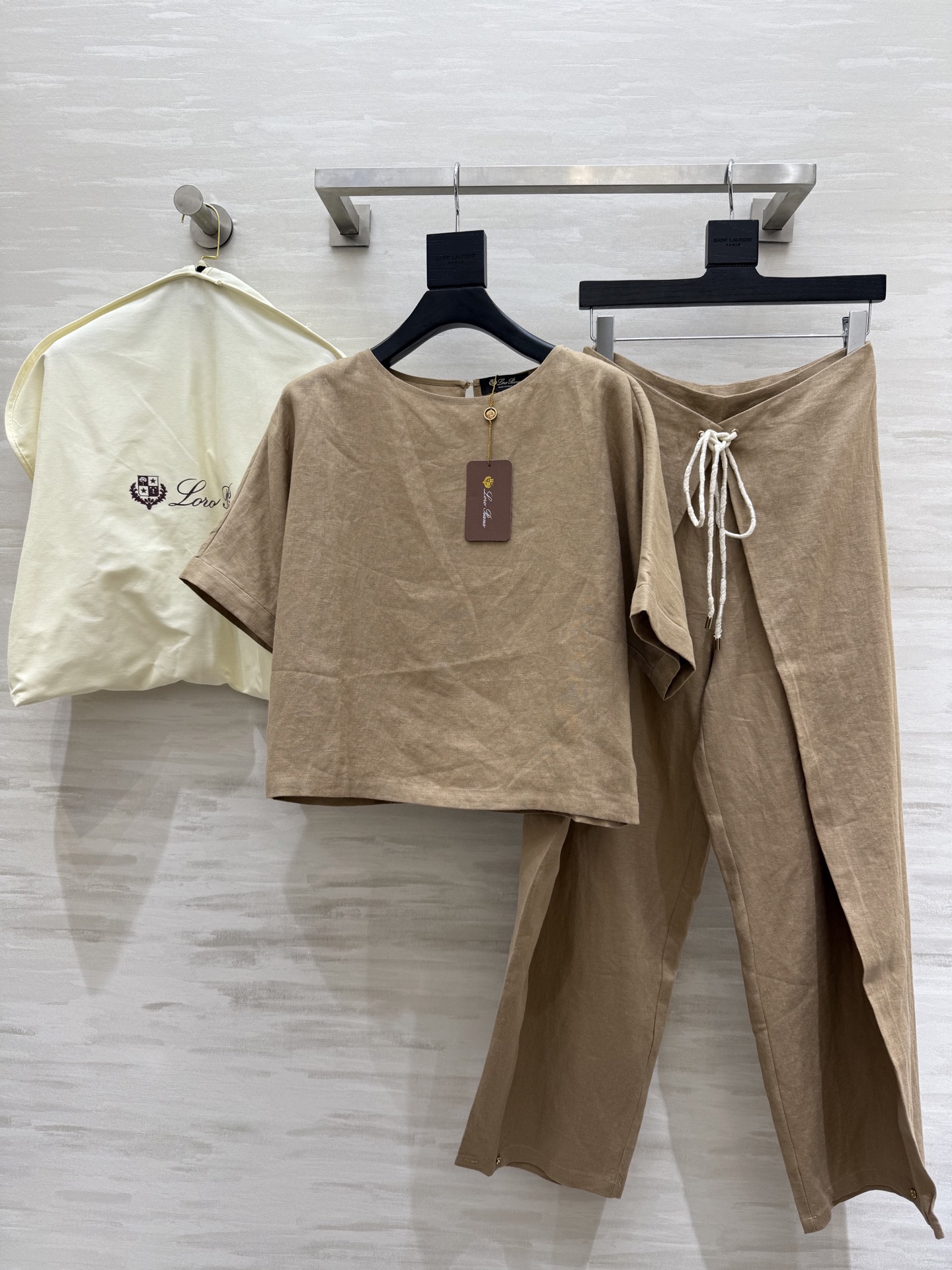 NO:328500,#LP Old Qian Style Vacation Series Linen Set Lazy and Casual High-end!  Customized pure linen fabric High quality Spot first-time sizeS/M/L (size s size 118, 53 length, trousers waist 70, trousers length 101), loro piana, alexander wang19860909#LP老钱风 度假系列亚麻套装 慵懒休闲高级！定制纯亚麻面料 高品质 现货首发sizeS/M/L（s码胸围118,衣长53,裤子腰围70,裤长101）,,loro piana,alexander wang,Women's clothing