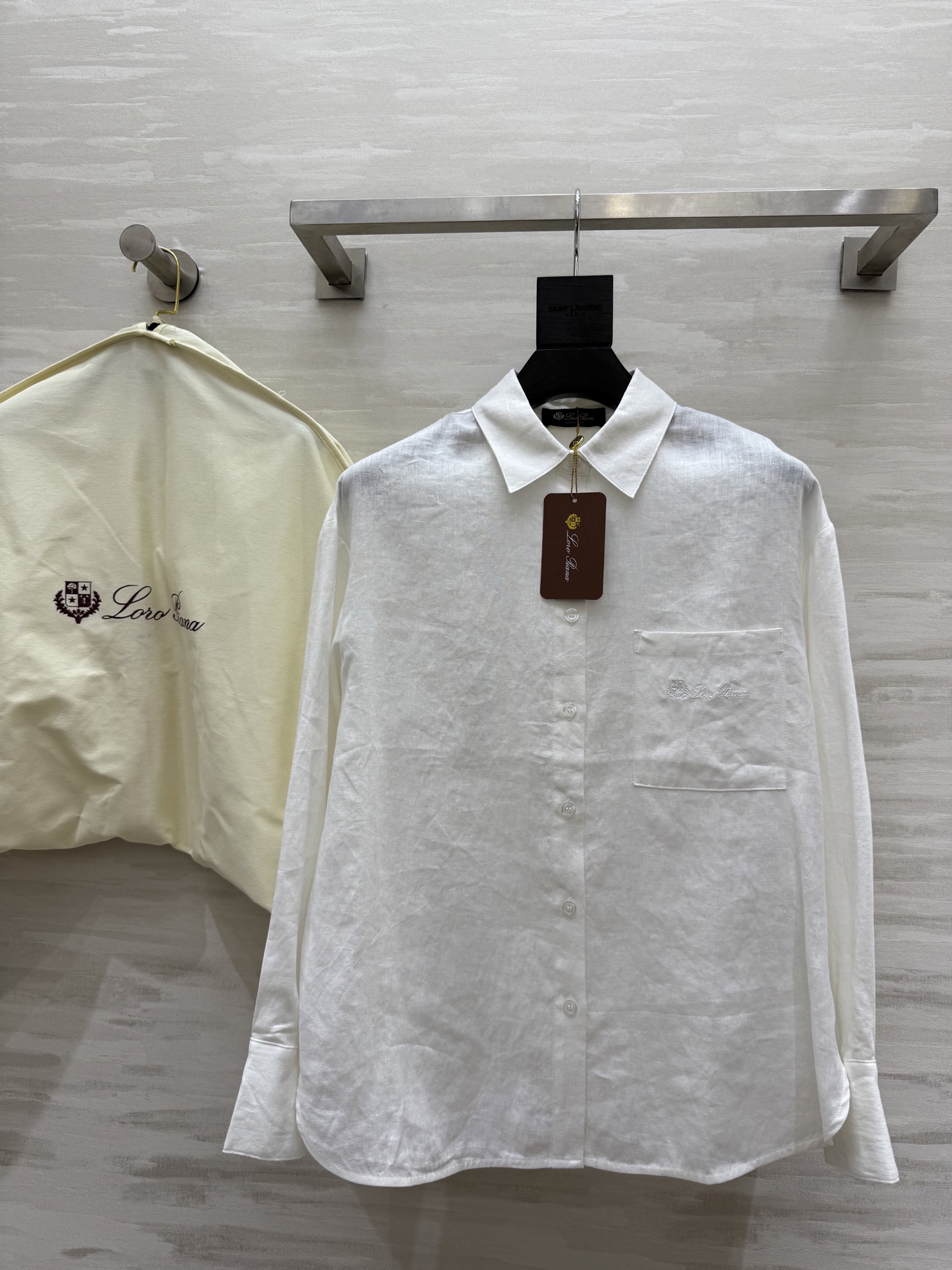 NO:328486,#LP Lao Qianfeng cotton linen shirt three-dimensional tailoring style Heavy industry logo embroidery High quality customization Spot first-time sizeS/M/L (size s size shoulder width 49, bust 106, length 66), loro piano, alexander wang19860909#LP老钱风棉麻衬衣 立体剪裁版型 重工logo刺绣 高品质定制 现货首发sizeS/M/L（s码肩宽49,胸围106,衣长66）,,loro piana,alexander wang,Women's clothing