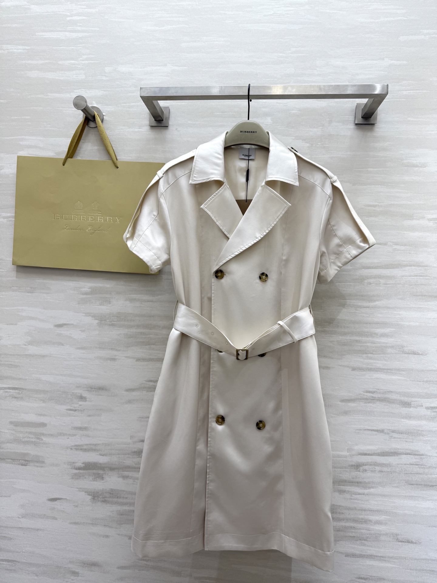 NO:332008,#Burberr new style classic double-breasted windbreaker dress cream-colored windbreaker dress is huge and beautiful and fashionable, so it has a sense of atmosphere. The whole design is simple and stylish. The silhouette is just right. Intellectual and elegant temperament style. The lace-up looks super slim. High-quality customization. Spot sizeS/M/L (size s size 110, bust 96), burberry, skirts, alexander wang19860909#Burberr新款 经典双排扣风衣式连衣裙 奶油色系风衣裙巨好看巨时髦 太有氛围感了 整个设计简约有型 廓形感恰到好处 知性优雅气质风 系带穿超级显瘦 高品质定制 现货首发sizeS/M/L（s码胸围110,胸围96）,,burberry,skirts,alexander wang,Women's clothing