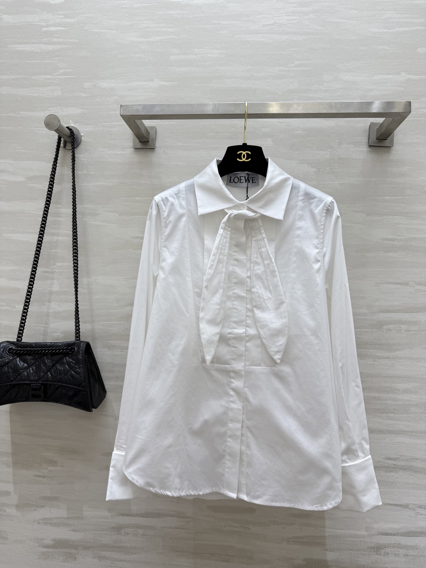 NO:332019,#Loew's new pleated streamer shirt, paired with a tie, or spread out at will, can show different styles, can be commuted and casual, perfectly adapted to various occasions, exquisite fixed cuff design and engraving pattern of hardware accessories make the overall shape more luxurious, pleated chest design is a classic among classics, versatile and not picky, high-quality customization, spot-on sizeS/M/L (size s shoulder width 37, bust 94, front length 61, back length 64),,loewe,ties,alexander wang19860909#Loew新款压褶飘带衬衣 搭配上领带 还是随意散开 都能展现出不同的风格 可通勤可休闲 完美适配各种场合 五金配件的精致固定袖口设计与雕刻图案 让整体造型更加奢华 褶皱胸前设计更是经典中的经典 百搭不挑人 高品质定制 现货首发sizeS/M/L（s码肩宽37,胸围94,衣前长61,衣后长64）,,loewe,ties,alexander wang,Women's clothing