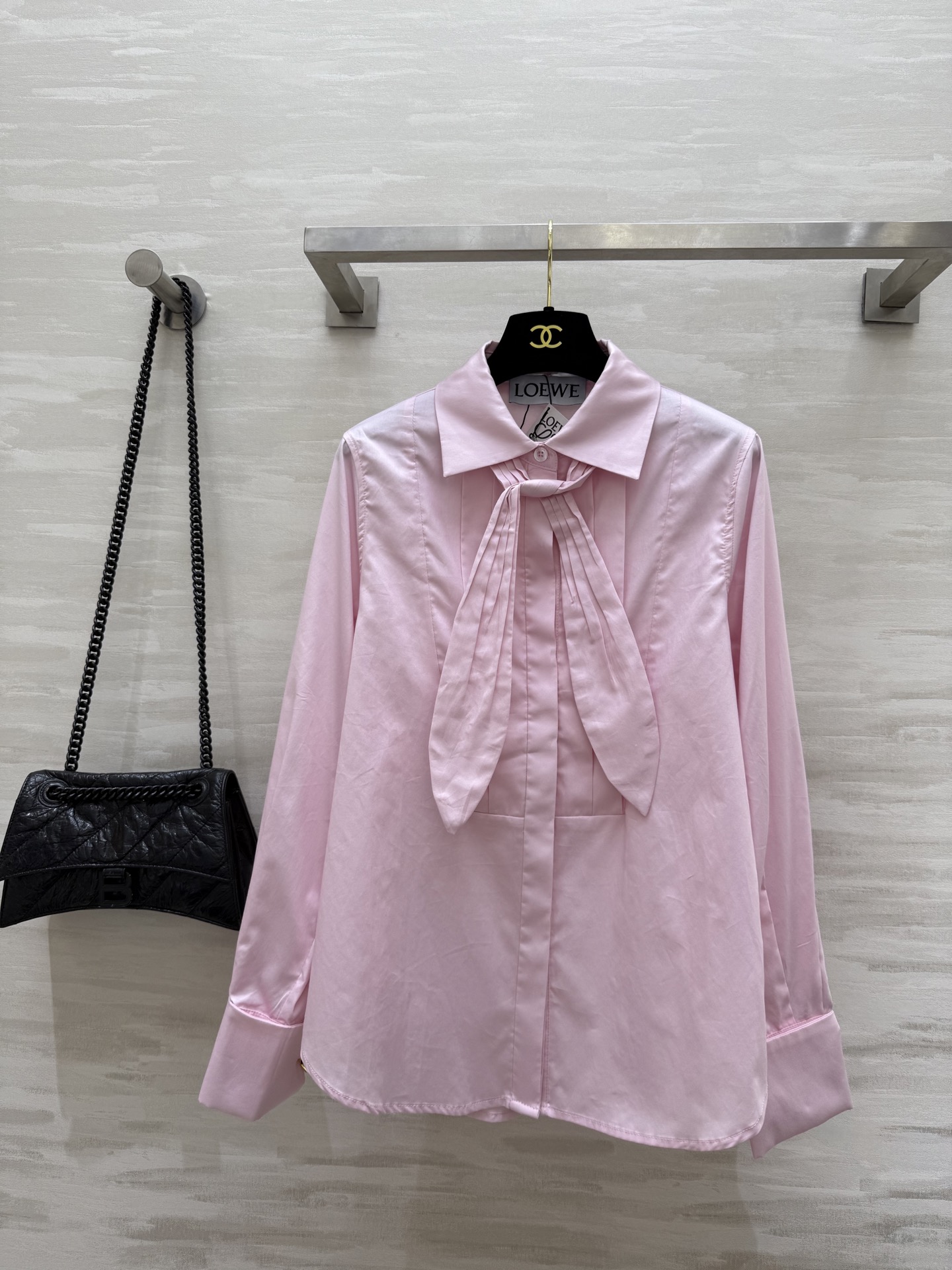 NO:332023,#Loew's new pleated streamer shirt, paired with a tie, or spread out at will, can show different styles, can be commuted and casual, perfectly adapted to various occasions, exquisite fixed cuff design and engraving pattern of hardware accessories make the overall shape more luxurious, pleated chest design is a classic among classics, versatile and not picky, high-quality customization, spot-on sizeS/M/L (size s-shoulder width 37, bust 94, front length 61, back length 64),,loewe,ties,alexander wang19860909#Loew新款压褶飘带衬衣 搭配上领带 还是随意散开 都能展现出不同的风格 可通勤可休闲 完美适配各种场合 五金配件的精致固定袖口设计与雕刻图案 让整体造型更加奢华 褶皱胸前设计更是经典中的经典 百搭不挑人 高品质定制 现货首发sizeS/M/L（s码肩宽37,胸围94,衣前长61,衣后长64）,,loewe,ties,alexander wang,Women's clothing