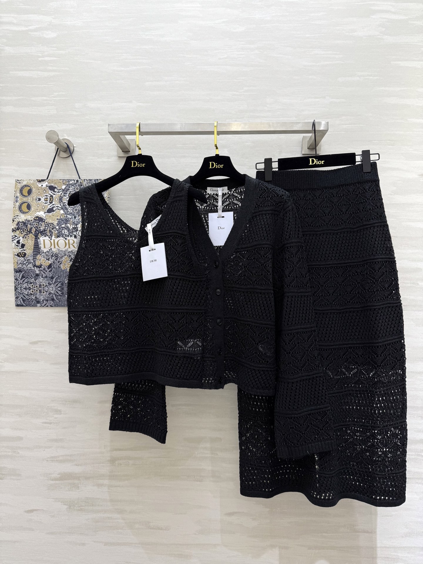 NO:332027,Cardigan, skirt, v-neck vest #DIO Vacation Series Imported natural and paper yarn three-piece skirt Cardigan vest vest skirt Twisted in paper form yarn with unique texture and texture Hollow hook flowers are classic and elegant, transparent and ethereal behind the body, full of literary atmosphere V-neck design modify the face shape, slim and temperament, visual clever highlighting the swan neck and collarbone Simple sleeveless, markless, right-angled shoulders, loose slightly flared cuffs have it seasoning, commuting is also like on vacation, high-quality customization, spot first-time size36/38/40 (take it separately!),,dior, skirts,alexander wang19860909开衫,半裙,v领背心#DIO度假系列 进口天然和纸纱三件套裙 开衫v领背心半裙 以纸张形态捻线成纱 拥有独特的肌理感和质感 镂空钩花经典大方 上身后通透空灵、满满文艺气息 V领设计修饰脸型 显瘦显气质 视觉巧妙凸显天鹅颈和锁骨 简约无袖 无痕打造直角肩 宽松微喇袖口有它调味 通勤也像在度假 高品质定制 现货首发size36/38/40（分开拿！）,,dior,skirts,alexander wang,Women's clothing