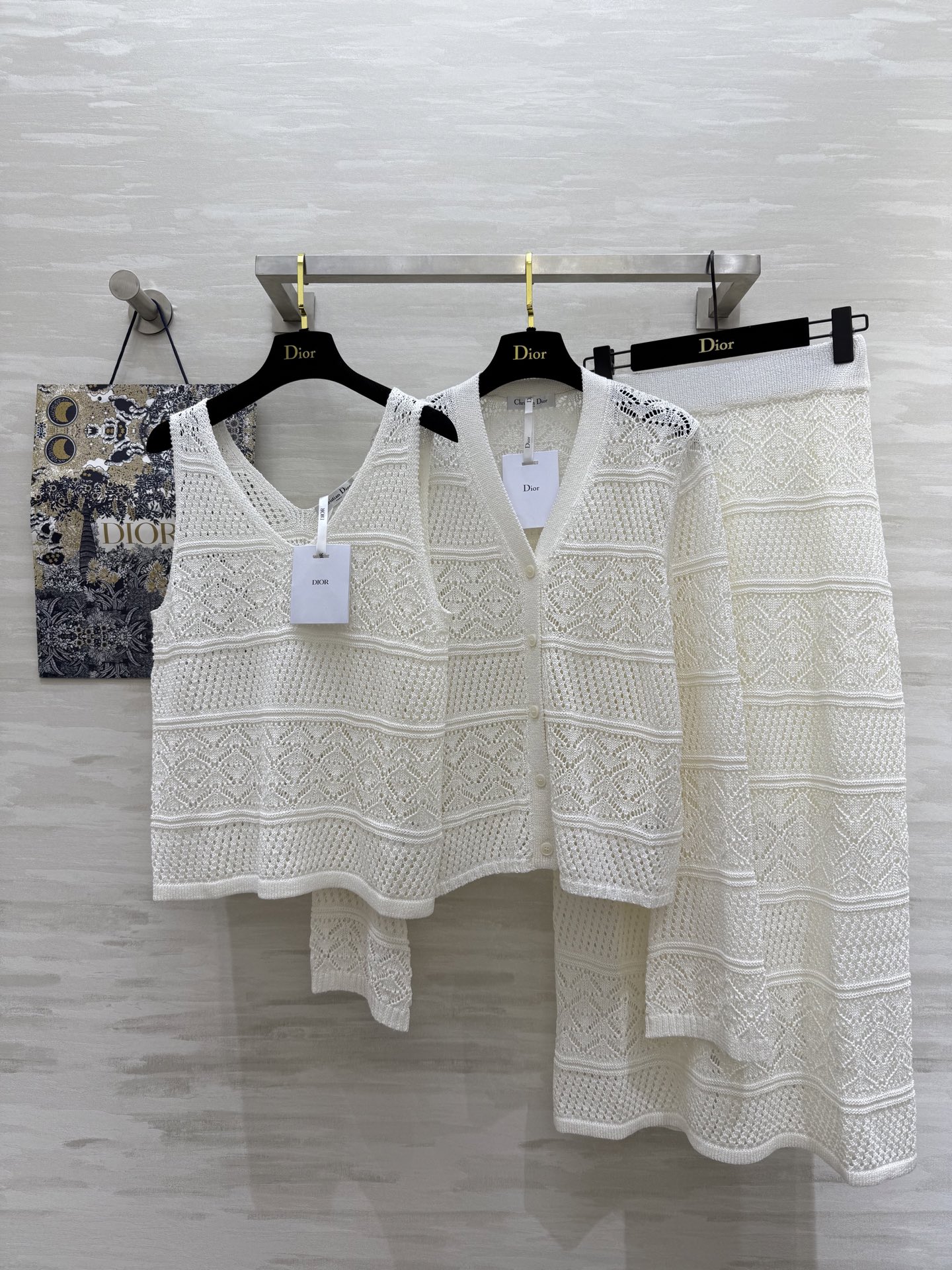 NO:332031,Cardigan, skirt, v-neck vest #DIO Vacation Series Imported natural and paper yarn three-piece skirt Cardigan vest vest skirt Twisted in paper form yarn with unique texture and texture Hollow hook flowers are classic and elegant, transparent and ethereal behind the body, full of literary atmosphere V-neck design modify the face shape, slim and temperament, visual clever highlighting the swan neck and collarbone Simple sleeveless, markless, right-angled shoulders, loose slightly flared cuffs have it seasoning, commuting is also like on vacation, high-quality customization, spot first-time size36/38/40 (take it separately!),,dior, skirts,alexander wang19860909开衫,半裙,v领背心#DIO度假系列 进口天然和纸纱三件套裙 开衫v领背心半裙 以纸张形态捻线成纱 拥有独特的肌理感和质感 镂空钩花经典大方 上身后通透空灵、满满文艺气息 V领设计修饰脸型 显瘦显气质 视觉巧妙凸显天鹅颈和锁骨 简约无袖 无痕打造直角肩 宽松微喇袖口有它调味 通勤也像在度假 高品质定制 现货首发size36/38/40（分开拿！）,,dior,skirts,alexander wang,Women's clothing
