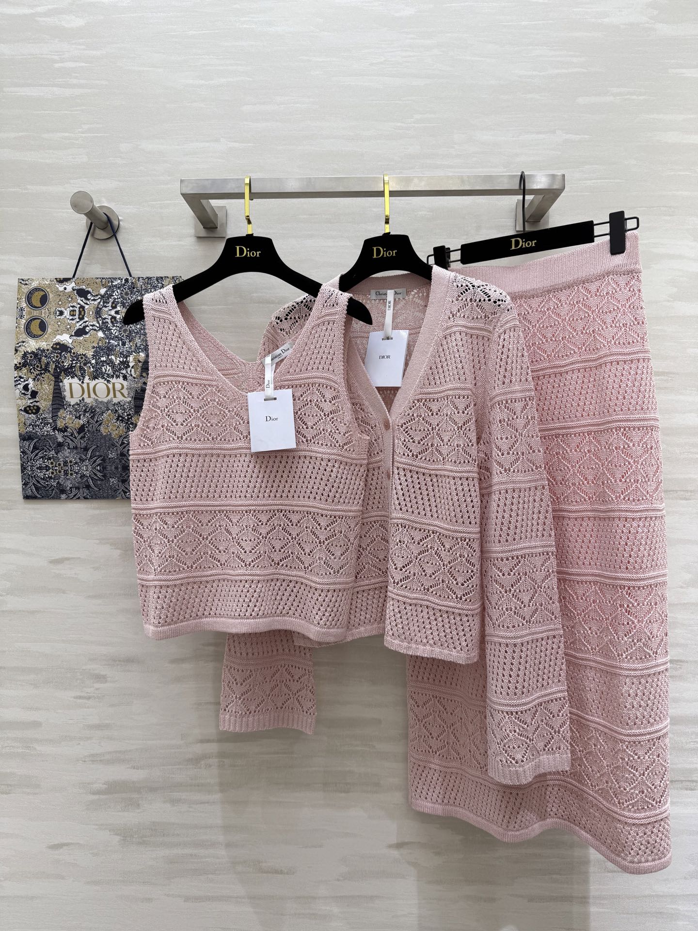 NO:332016,Cardigan, skirt, v-neck vest #DIO Vacation Series Imported natural and paper yarn three-piece skirt Cardigan vest vest skirt Twisted in paper form yarn with unique texture and texture Hollow hook flowers are classic and elegant, transparent and ethereal behind the body, full of literary atmosphere V-neck design modify the face shape, slim and temperament, visual clever highlighting the swan neck and collarbone Simple sleeveless, markless, right-angled shoulders, loose slightly flared cuffs have it seasoning, commuting is also like on vacation, high-quality customization, spot first-time size36/38/40 (take it separately!),,dior, skirts,alexander wang19860909开衫,半裙,v领背心#DIO度假系列 进口天然和纸纱三件套裙 开衫v领背心半裙 以纸张形态捻线成纱 拥有独特的肌理感和质感 镂空钩花经典大方 上身后通透空灵、满满文艺气息 V领设计修饰脸型 显瘦显气质 视觉巧妙凸显天鹅颈和锁骨 简约无袖 无痕打造直角肩 宽松微喇袖口有它调味 通勤也像在度假 高品质定制 现货首发size36/38/40（分开拿！）,,dior,skirts,alexander wang,Women's clothing