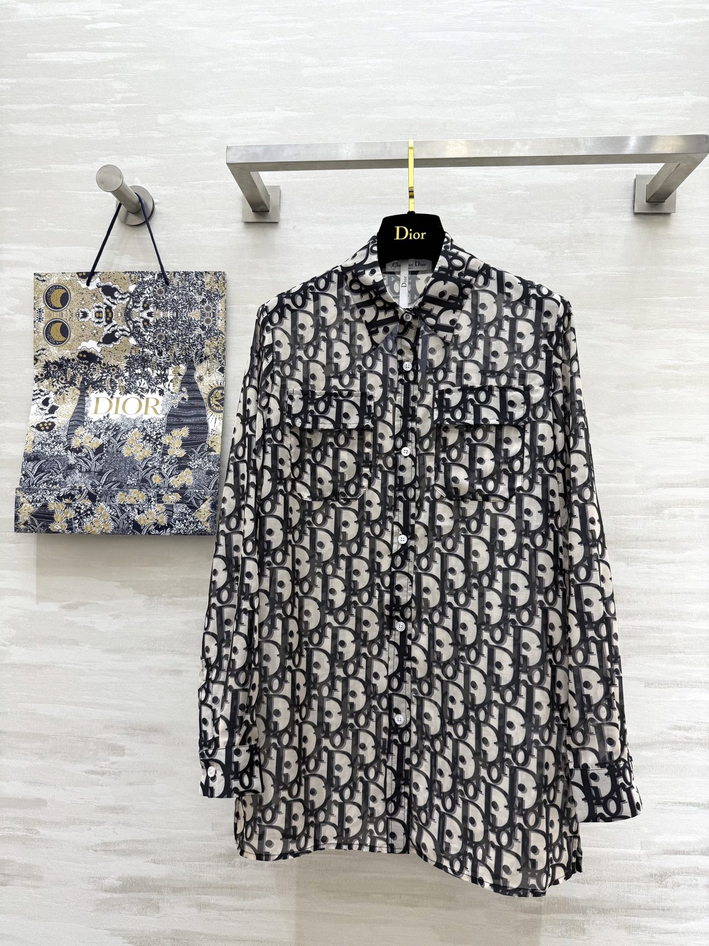 NO:332020,#DIO new style classic presbyopia pattern ice silk shirt presbyopia pattern fashionable and fashionable. Silhouette BF style. The fabric is very light and slightly transparent. It comes with a small sexy. It is really great to wear all kinds of clothes as sunscreen shirts. High-quality customization. Spot size36/38/40 (),,dior,shirts,alexander wang19860909#DIO新款 经典老花图案 冰丝衬衣 老花图案洋气又带时髦感 廓形BF风版型 面料很轻薄 带有微透的效果 自带小性感 叠穿各种衣服当防晒衬衫真的太赞了 高品质定制 现货首发size36/38/40（）,,dior,shirts,alexander wang,Women's clothing