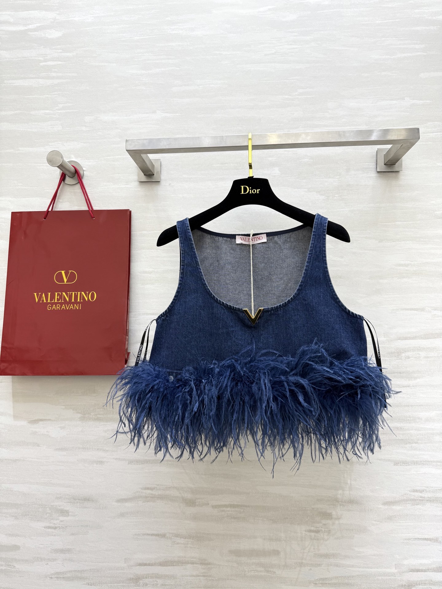NO:332024,#Valentin new style disassembled ostrich feather denim vest flowing fluffy ostrich feathers are expensive, disassembled design flexible and wearable in a variety of styles Perfect collector's edition art items High quality customization Spot first-time sizeS/M/L (size s-s bust 84, 33 length), Valentino, alexander wang19860909#Valentin新款 拆卸鸵鸟毛牛仔背心 飘逸蓬松鸵鸟毛贵气十足 拆卸设计灵活穿着多样式 完美珍藏版艺术单品 高品质定制 现货首发sizeS/M/L（s码胸围84,衣长33）,,valentino,alexander wang,Women's clothing