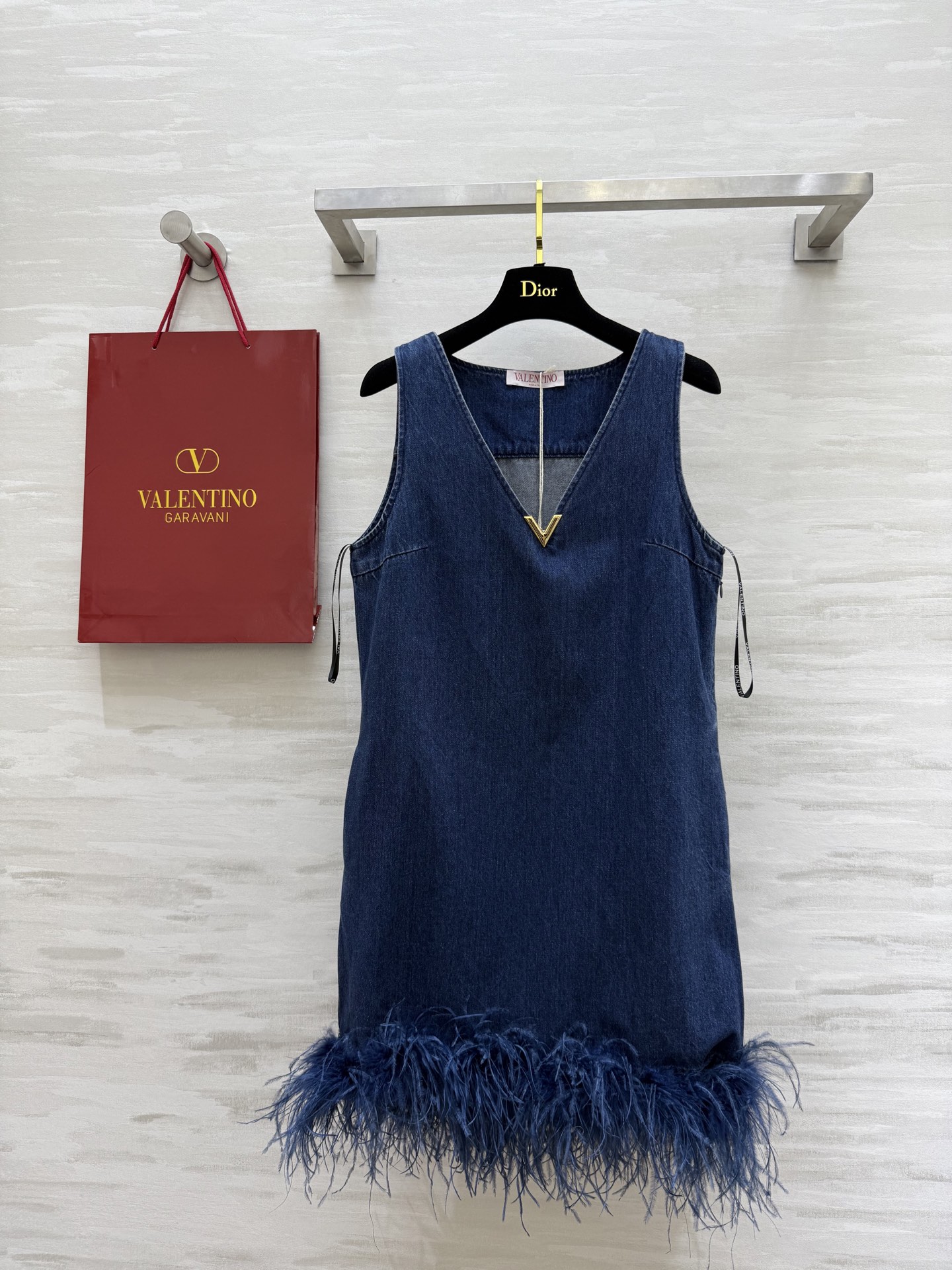 NO:332026,#Valentin new style, Lady's Day dish, disassembled ostrich feather denim vest skirt, flowing fluffy ostrich feather is very expensive, disassembled design, flexible wearing and diverse styles, perfect collector's edition art items, high quality customization, spot first-time sizeS/M/L (size size 84, 77-size length),,valentino, skirts,alexander wang19860909#Valentin新款 贵妇天菜 拆卸鸵鸟毛牛仔背心裙 飘逸蓬松鸵鸟毛贵气十足 拆卸设计灵活穿着多样式 完美珍藏版艺术单品 高品质定制 现货首发sizeS/M/L（s码胸围84,衣长77）,,valentino,skirts,alexander wang,Women's clothing