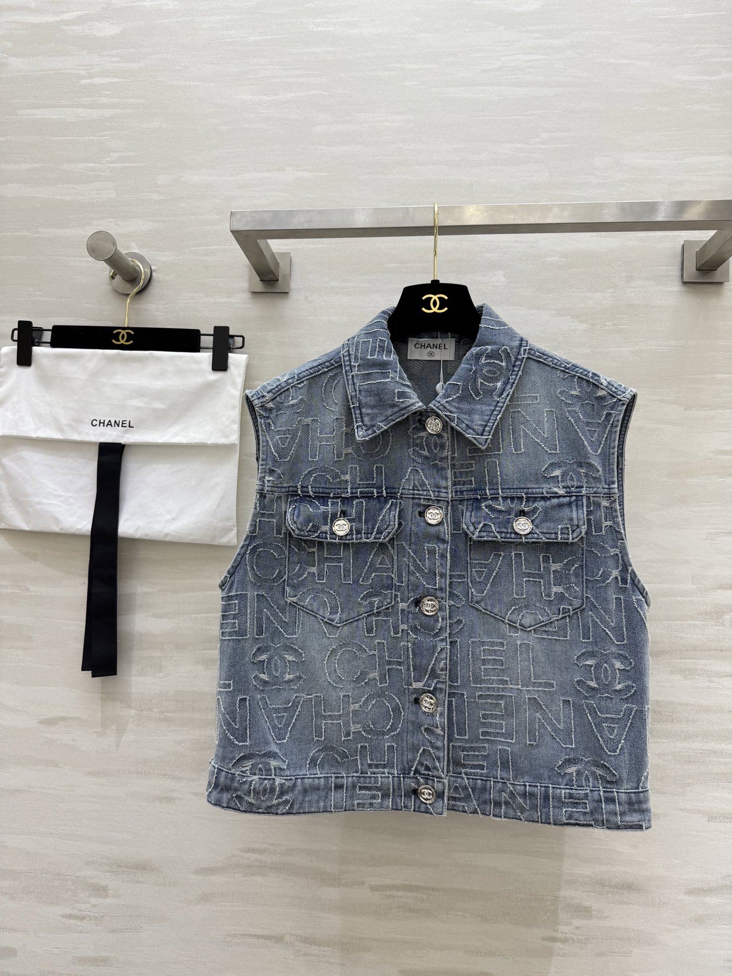 NO:332030,#Chane new style, wash water, old denim vest jacket, custom logo letter denim fabric, old design, fashionable and high-quality customization, delivery dust bag, spot first-time size36/38/40 (36 size bust 98, 48 length),,chanel, jackets & coats,alexander wang19860909#Chane新款 洗水做旧牛仔马甲外套 定制logo字母牛仔面料 做旧设计时髦高级 高品质定制 配送防尘袋 现货首发size36/38/40（36码胸围98,衣长48）,,chanel,jackets & coats,alexander wang,Women's clothing