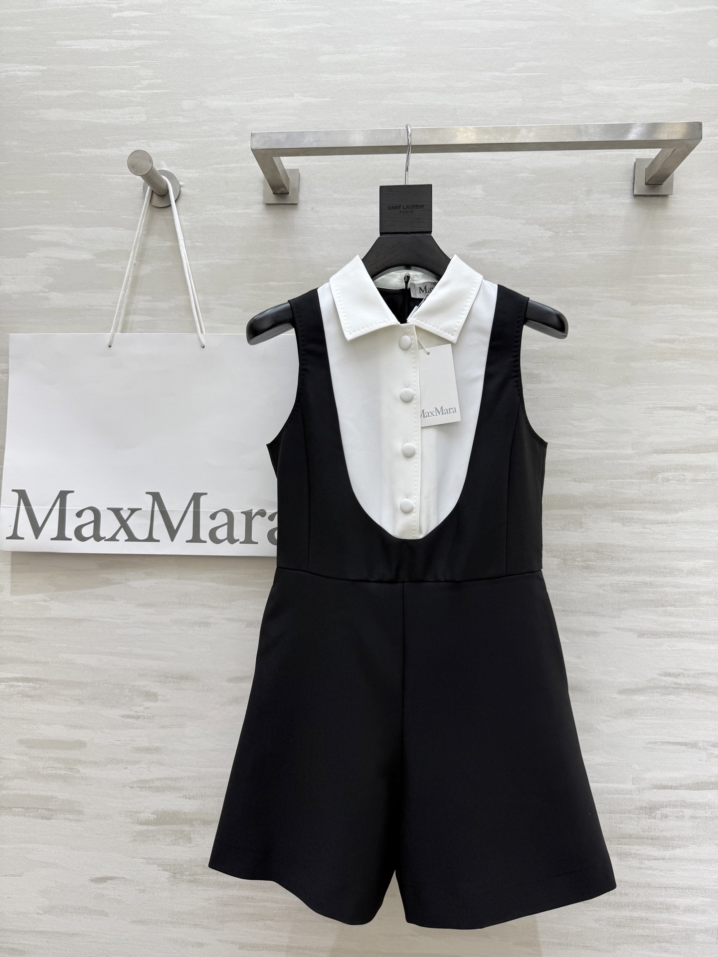 NO:332032,#MaxMar black and white classic contrast jumpsuits. Fashionable and personalized commuting outfits. Temperament and casual. Very suitable for daily commuting wear. High-quality customization. Spot first-time sizeS/M/L (size s-s bust 84, waist 72, length 80) l,,alexander wang19860909#MaxMar黑白经典撞色连体裤 时髦又个性的通勤穿搭 气质又休闲 非常适合日常通勤穿着 高品质定制 现货首发sizeS/M/L（s码胸围84,腰围72,衣长80）l,,alexander wang,Women's clothing