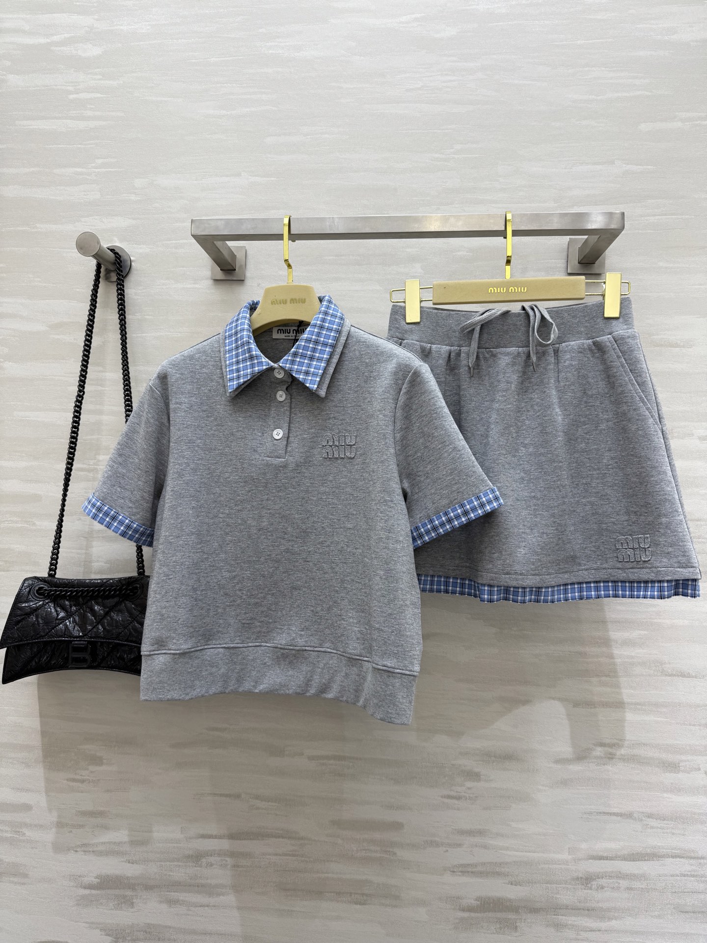 NO:332035,#Miumi Academy style suit, fake two-piece plaid splicing playful and age-reducing, a set of matching is absolutely high-quality customization, spot first-time sizeS/M/L (size s-size bust 96, 50 length, skirt waist 62, skirt length 39),,miumiu, skirt 3kirts,alexander wang19860909#Miumi学院风套装 假两件格纹拼接俏皮减龄 一套搭配绝绝子 高品质定制 现货首发sizeS/M/L（s码胸围96,衣长50,半裙腰围62,裙长39）,,miumiu,skirts,alexander wang,Women's clothing