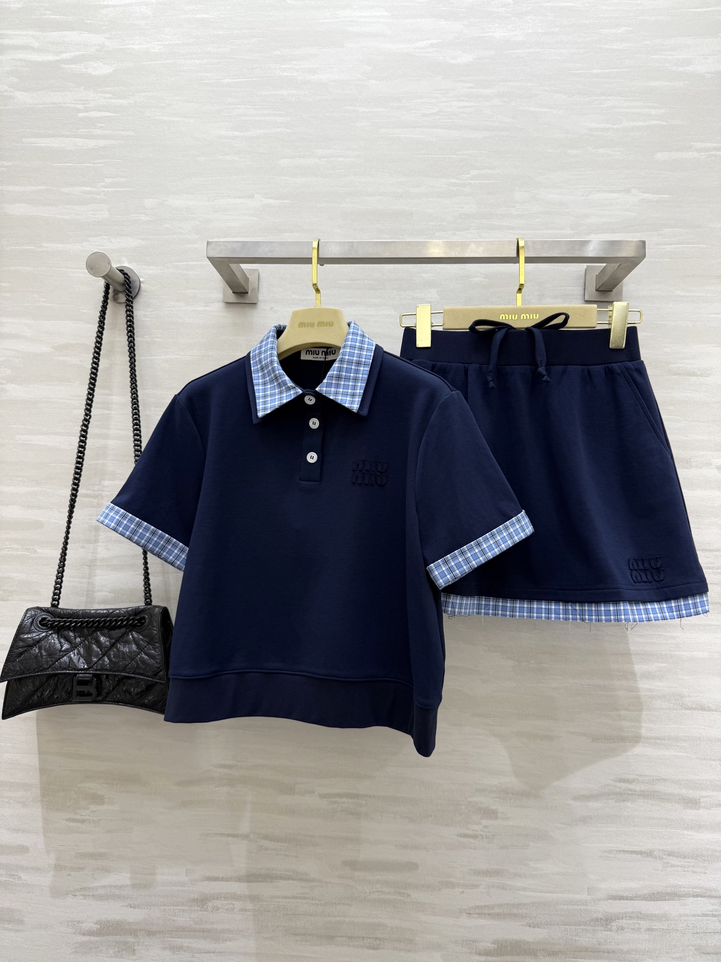 NO:332041,#Miumi Academy style suit, fake two-piece plaid splicing playful and age-reducing, a set of matching is absolutely high-quality customization, spot first-time sizeS/M/L (size s-size bust 96, 50 length, skirt waist 62, skirt length 39),,miumiu, skirt 3kirts,alexander wang19860909#Miumi学院风套装 假两件格纹拼接俏皮减龄 一套搭配绝绝子 高品质定制 现货首发sizeS/M/L（s码胸围96,衣长50,半裙腰围62,裙长39）,,miumiu,skirts,alexander wang,Women's clothing