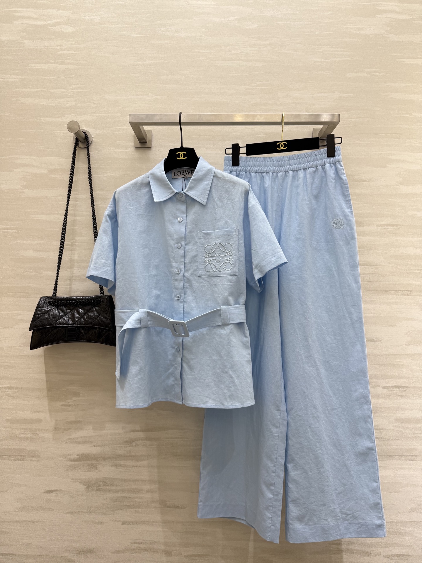 NO:332642,#Loewss Vacation Series Dopamine Color Cotton and Lines Casual Sets Embroidery Logo Low-key Luxury, Full of Details Imported Linear Fabric Texture Light and Comfortable French Elegant Temperament Style A set of handsome high-end items that interpret the top body with lazy and casual high-quality customization Spot sizeS/M/L (Size S-size bust 110, 64, waist 62, hip 96, trouser length 103), Loewe, alexander wang19860909#Loewss度假系列 多巴胺色系 棉麻休闲套装 衣身刺绣logo低调奢华 细节感满满 进口亚麻面料质感轻盈舒适 法式优雅气质名媛风 一套上身演绎慵懒随性的帅气高级单品 高品质定制 现货首发sizeS/M/L（s码胸围110,衣长64,腰围62,臀围96,裤长103）,,loewe,alexander wang,Women's clothing
