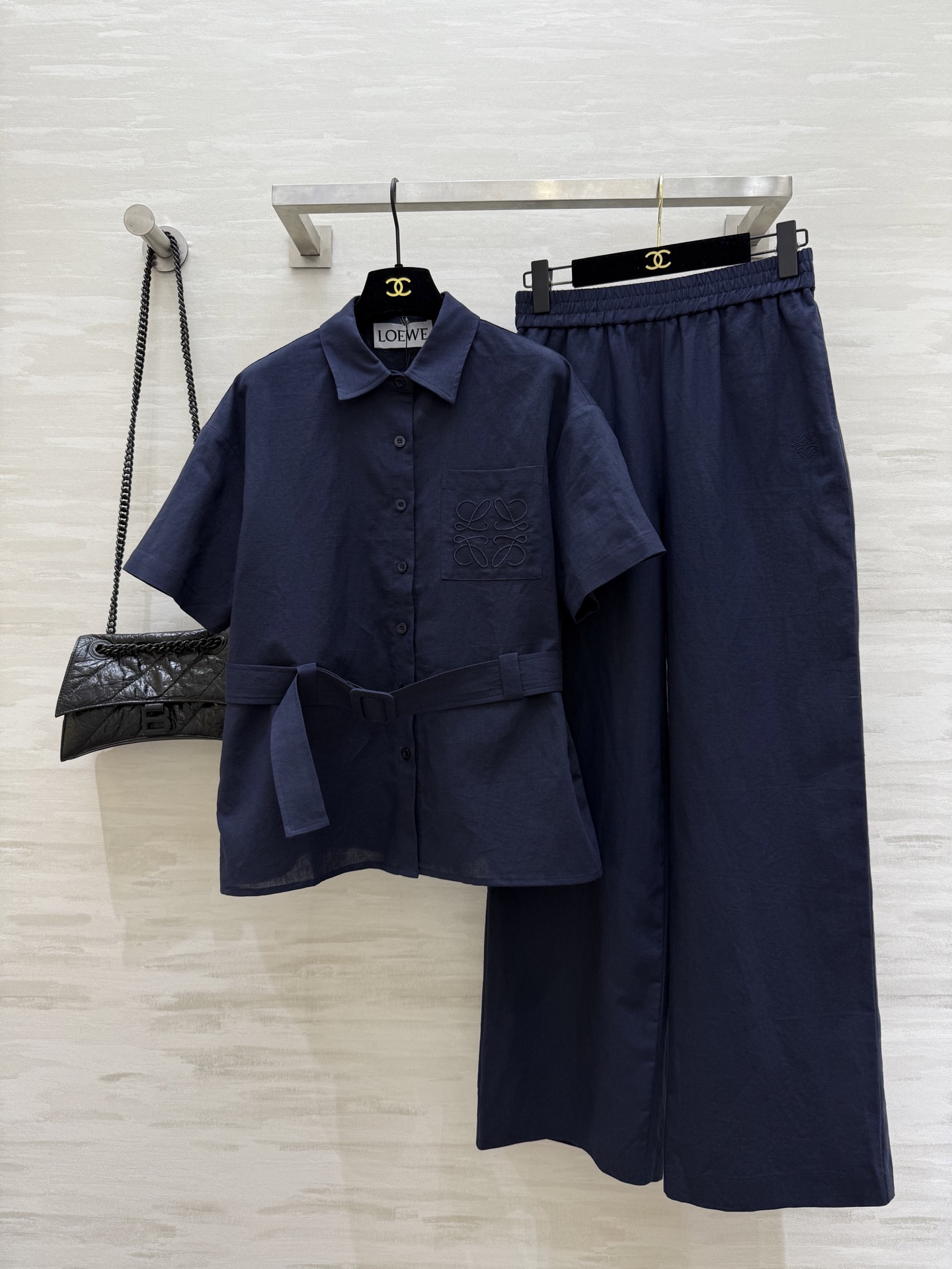 NO:332648,#Loewss Vacation Series Dopamine Color Cotton and Lines Casual Sets Embroidery Logo Low-key Luxury, Full of Details Imported Linear Fabric Texture Light and Comfortable French Elegant Temperament Style A set of handsome high-end items that interpret the top body with lazy and casual high-quality customization Spot sizeS/M/L (Size S-size bust 110, 64, waist 62, hip 96, trouser length 103), Loewe, alexander wang19860909#Loewss度假系列 多巴胺色系 棉麻休闲套装 衣身刺绣logo低调奢华 细节感满满 进口亚麻面料质感轻盈舒适 法式优雅气质名媛风 一套上身演绎慵懒随性的帅气高级单品 高品质定制 现货首发sizeS/M/L（s码胸围110,衣长64,腰围62,臀围96,裤长103）,,loewe,alexander wang,Women's clothing