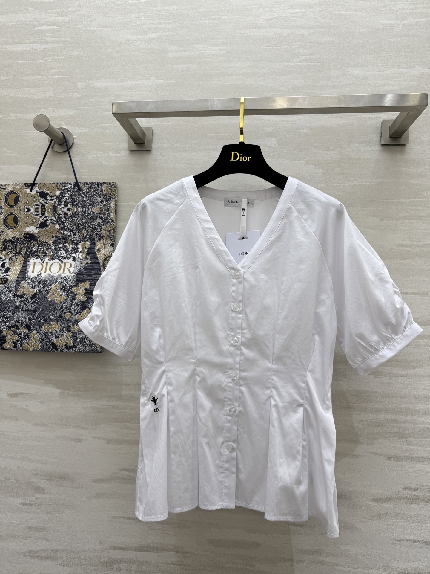 NO:332654,#DIOss V-neck short-sleeved shirt with a great cotton texture, three-dimensional waist-hugging design, classic CD bee embroidery exquisite bonus points, no picky style, huge upper body, high quality customization, spot first-time size36/38/40 (36 size shoulder-falling bust 94, 56 length),,dior,T-shirt,alexander wang19860909#DIOss度假系列 v领短袖衬衣 全棉材质感超赞 立体收腰设计 经典CD小蜜蜂刺绣精致加分 不挑人版型上身巨显瘦 高品质定制 现货首发size36/38/40（36码落肩胸围94,衣长56）,,dior,T-shirt,alexander wang,Women's clothing