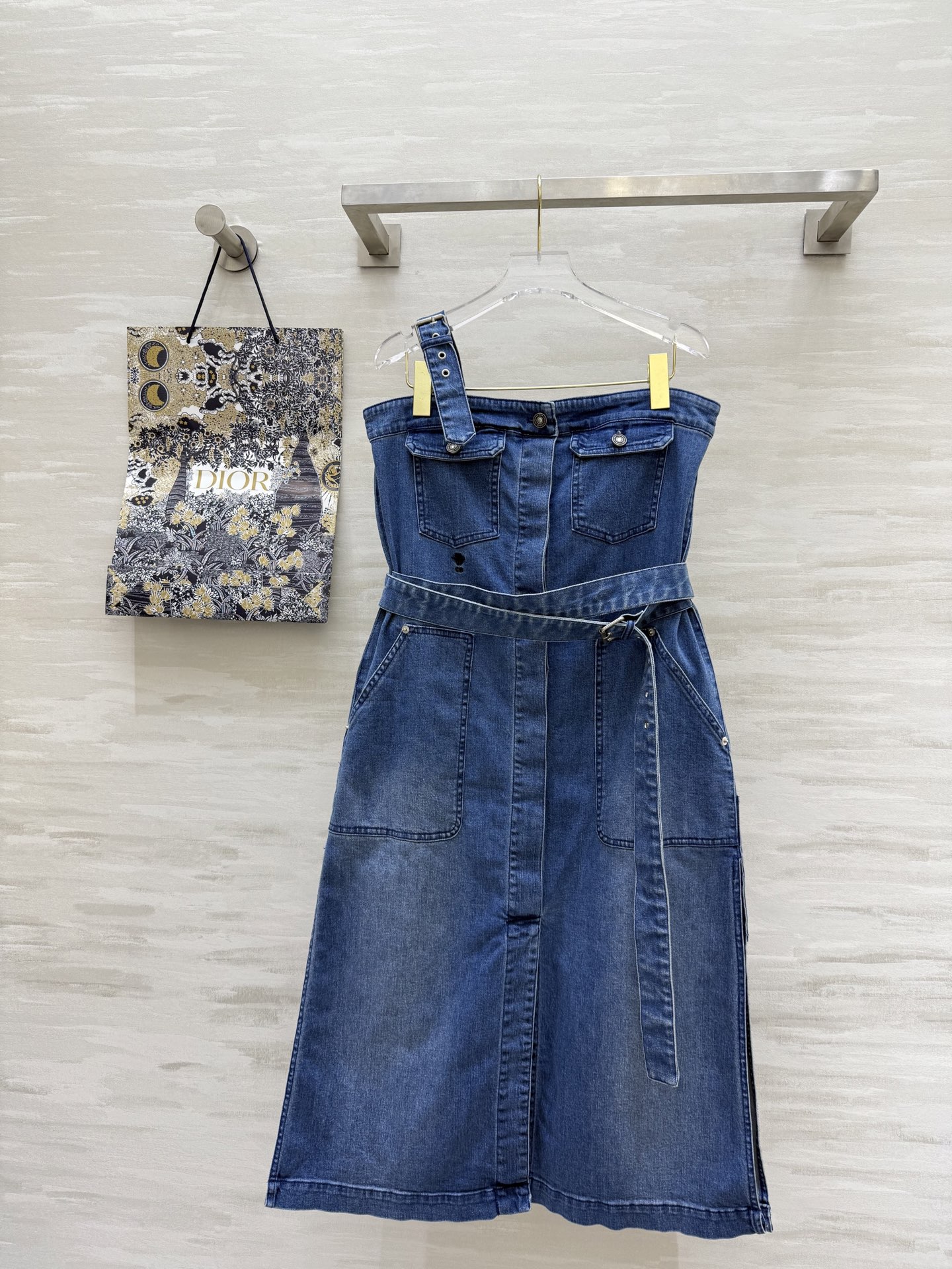 NO:332643,#DIOss asymmetry Strap strap denim skirt Retro blue washing cowboy fabric Positioning bee embroidery high-end and fashionable One-shoulder adjustable non-slip strap lace Straight-tube top body huge slim Tiansi cotton elastic fabric is super soft and glutinous without losing its crispness Casual and fashionable Handsome items Must have concave styling High-quality customization Spot first-time size36/38/40 (Size s bust 90, skirt length 94), Dior, skirts, alexander wang19860909#DIOss不对称 背带抹胸牛仔裙 复古蓝洗水牛仔面料 定位蜜蜂刺绣高级又时髦 单肩可调节 防滑抹胸系带 直筒版型上身巨显瘦 天丝棉弹力面料超级软糯而不失挺括感 休闲时髦 帅气单品 凹造型必备 高品质定制 现货首发size36/38/40（s码胸围90,裙长94）,,dior,skirts,alexander wang,Women's clothing