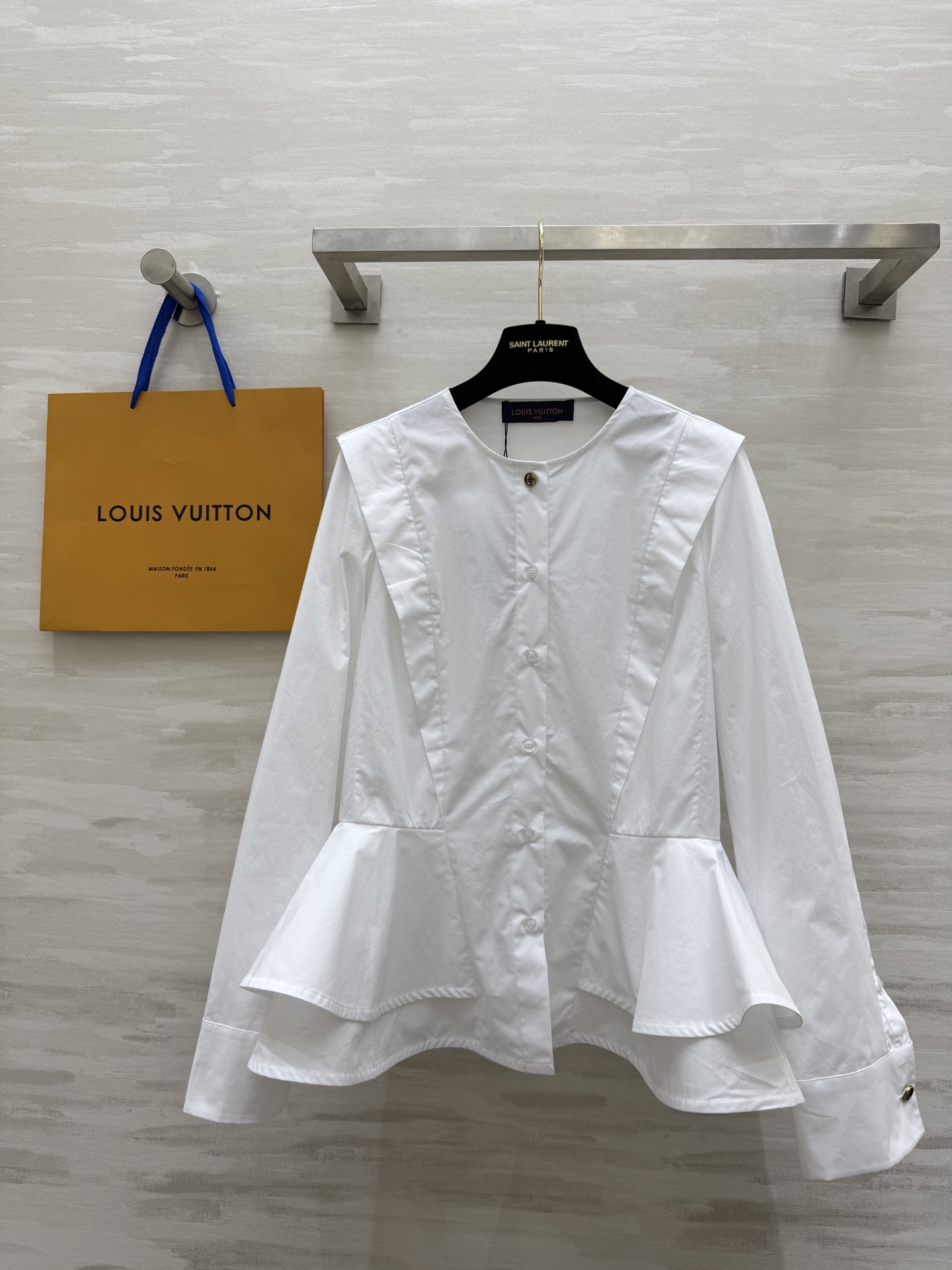 NO:332649,#Lv spring and summer new French ruffled waist shirt high quality customization spot sizeS/M/L (M size shoulder width 38, bust 88, length 65), louis vuitton,alexander wang19860909#Lv春夏新款 法式荷叶边收腰衬衣 高品质定制 现货首发sizeS/M/L（M码肩宽38,胸围88,衣长65）,,louis vuitton,alexander wang,Women's clothing