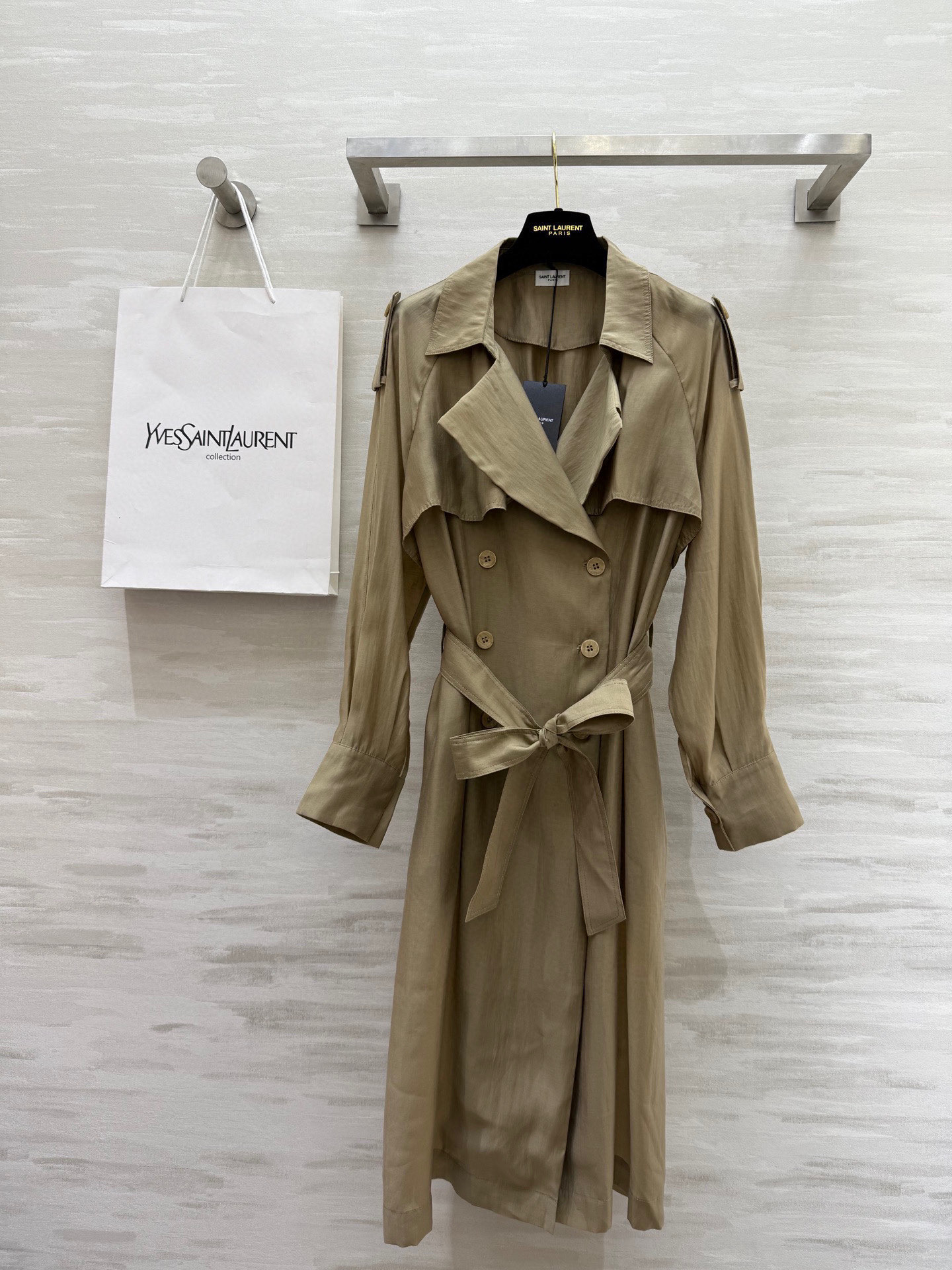 NO:332659,#ysl spring and summer new style Tennis windbreaker High quality Spot first-time sizeS/M/L (size s bust 114, garment length 114), saint laurent,alexander wang19860909#ysl春夏新款 天丝风衣 高品质 现货首发sizeS/M/L（s码胸围114, 衣长114）,,saint laurent,alexander wang,Women's clothing