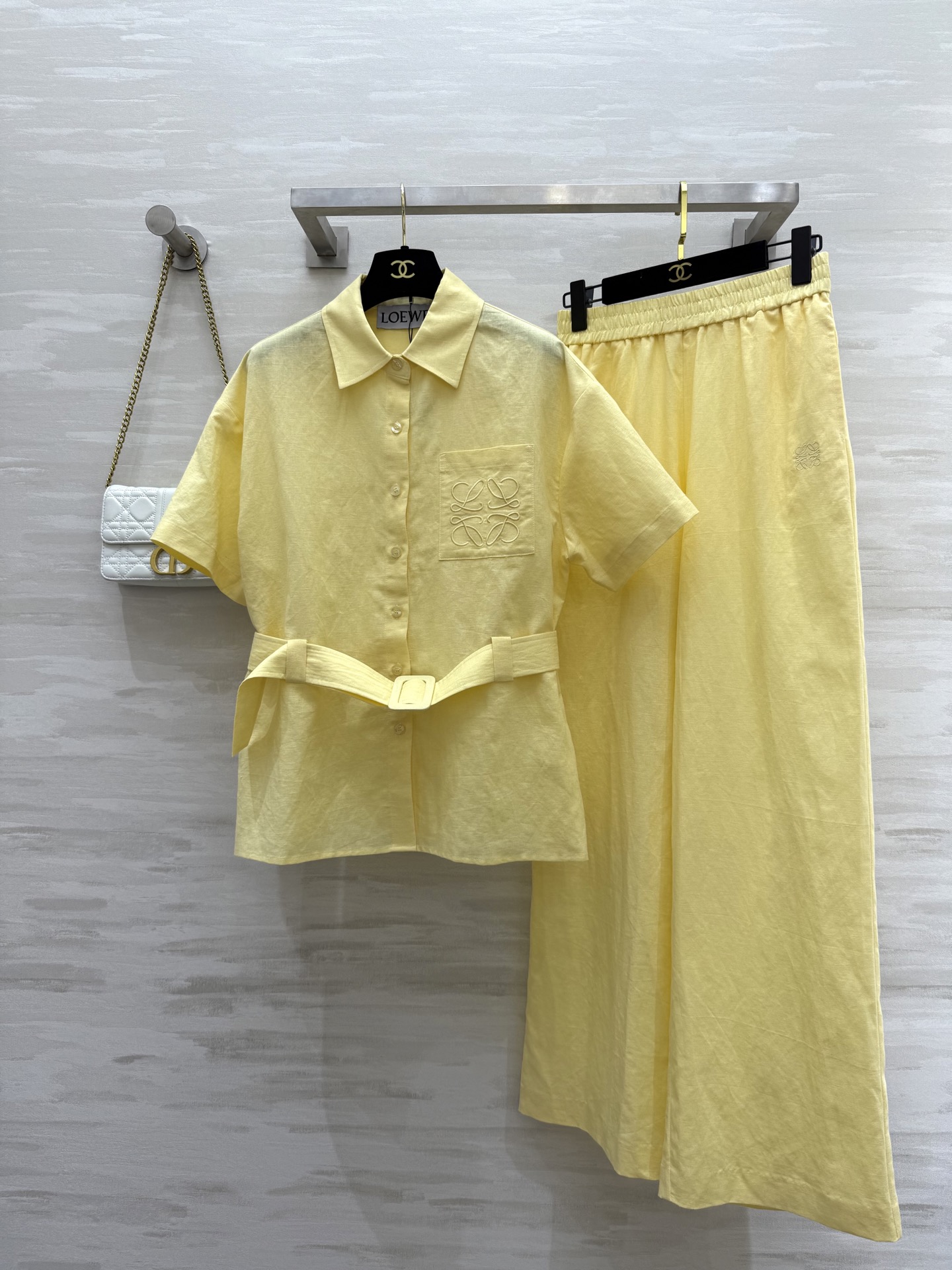 NO:333089,#Loewss Vacation Series Dopamine Color Cotton and Lines Casual Sets Embroidery Logo Low-key Luxury, Full of Details Imported Linear Fabric Texture Light and Comfortable French Elegant Temperament Style A set of handsome high-end items that interpret the top body with lazy and casual high-quality customization Spot sizeS/M/L (Size S-size bust 110, 64, waist 62, hip 96, trouser length 103), Loewe, alexander wang19860909#Loewss度假系列 多巴胺色系 棉麻休闲套装 衣身刺绣logo低调奢华 细节感满满 进口亚麻面料质感轻盈舒适 法式优雅气质名媛风 一套上身演绎慵懒随性的帅气高级单品 高品质定制 现货首发sizeS/M/L（s码胸围110,衣长64,腰围62,臀围96,裤长103）,,loewe,alexander wang,Women's clothing