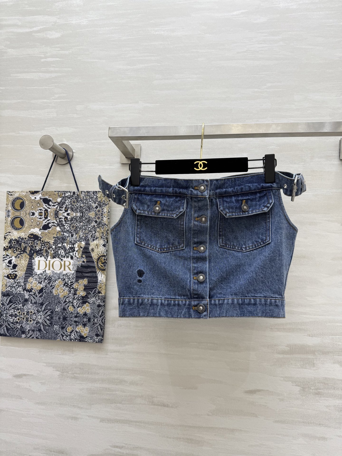 NO:333079,#DIO One-shoulder strapless denim top CD bee embroidery Customized washing denim fabric High quality customization Spot first-time size36/38/40 (36 size bust 80, 30 length), Dior, alexander wang19860909#DIO一字肩抹胸牛仔上衣 CD蜜蜂刺绣 定制水洗牛仔面料 高品质定制 现货首发size36/38/40（36码胸围80,衣长30）,,dior,alexander wang,Women's clothing