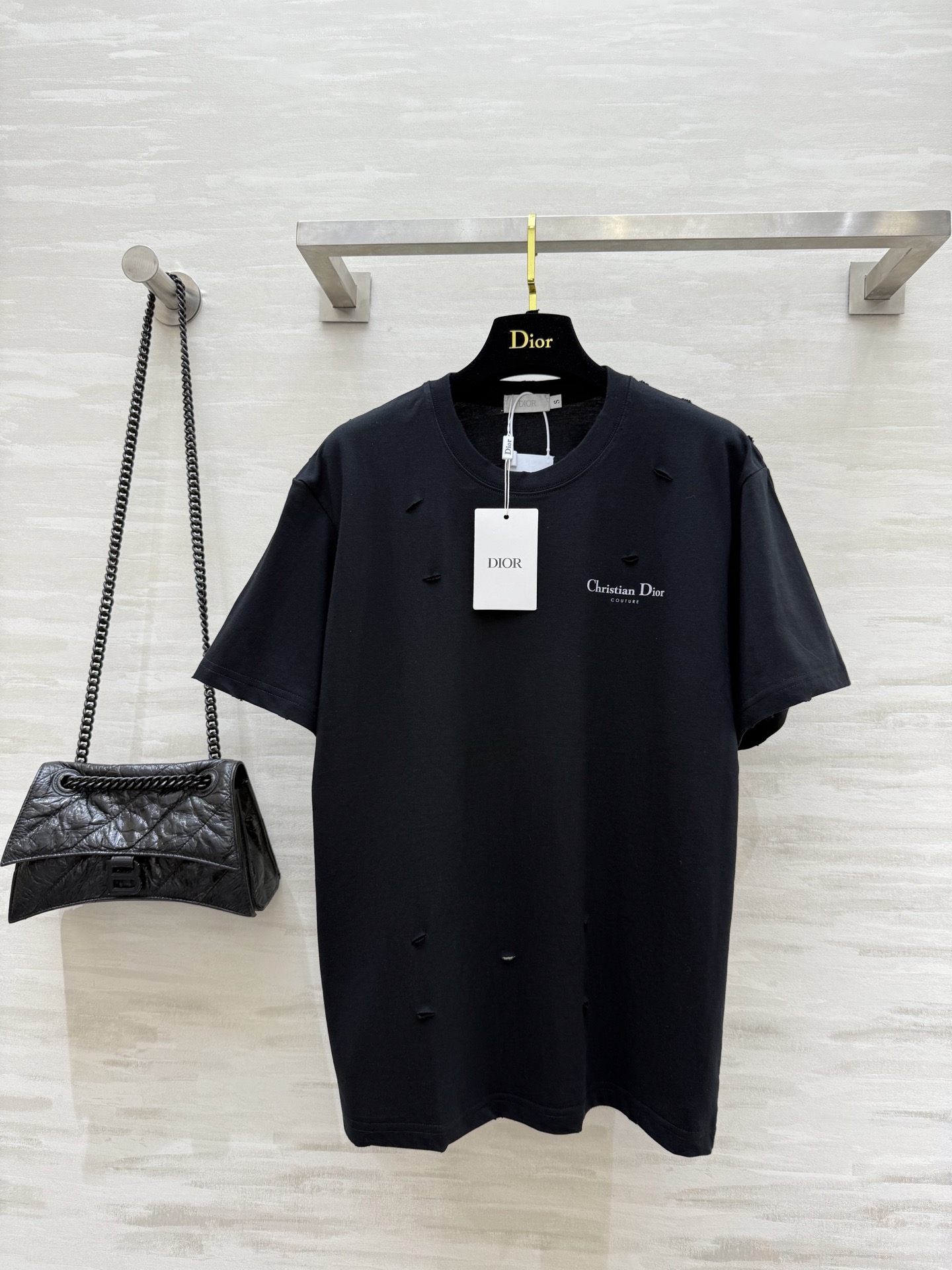 NO:333101,#DIO new irregular hole tee is too beautiful, simple and high-end, couples styles are the same as men and women, so durable, high-quality customization, spot first-time size36/38/40 (36 size bust 100, 66 length),,dior,alexander wang19860909#DIO新款不规则破洞tee 太高颜了吧 简简单单又好高级 男女同款情侣款 太耐看了 高品质定制 现货首发size36/38/40（36码胸围100,衣长66）,,dior,alexander wang,Women's clothing