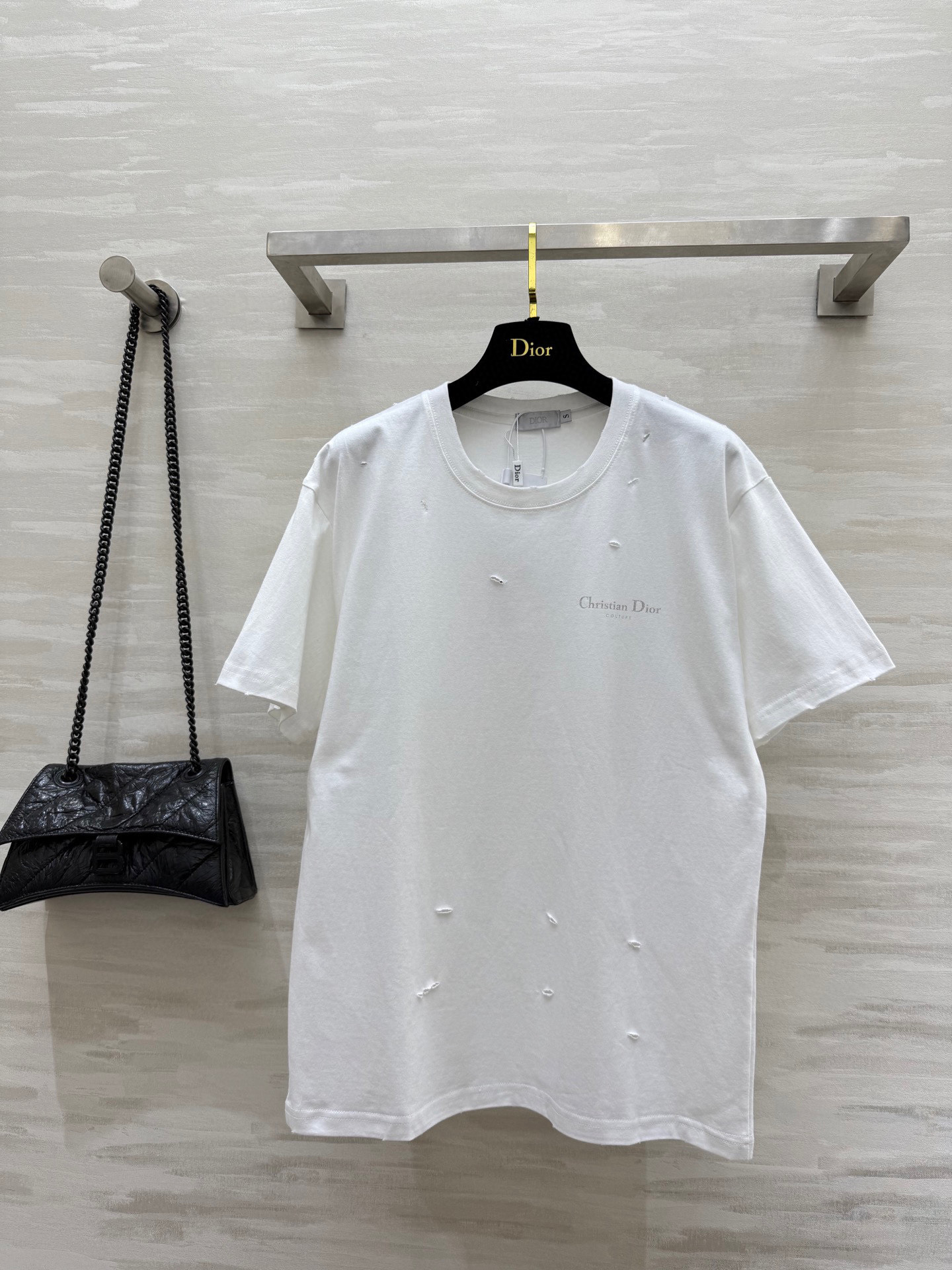 NO:333105,#DIO new irregular tie tee is too beautiful, simple and high-end, couples styles are the same as men and women, so durable, high-quality customization, spot first-time size36/38/40 (36 size bust 100, 66 length),,dior,alexander wang19860909#DIO新款不规则破洞tee 太高颜了吧 简简单单又好高级 男女同款情侣款 太耐看了 高品质定制 现货首发size36/38/40（36码胸围100,衣长66）,,dior,alexander wang,Women's clothing