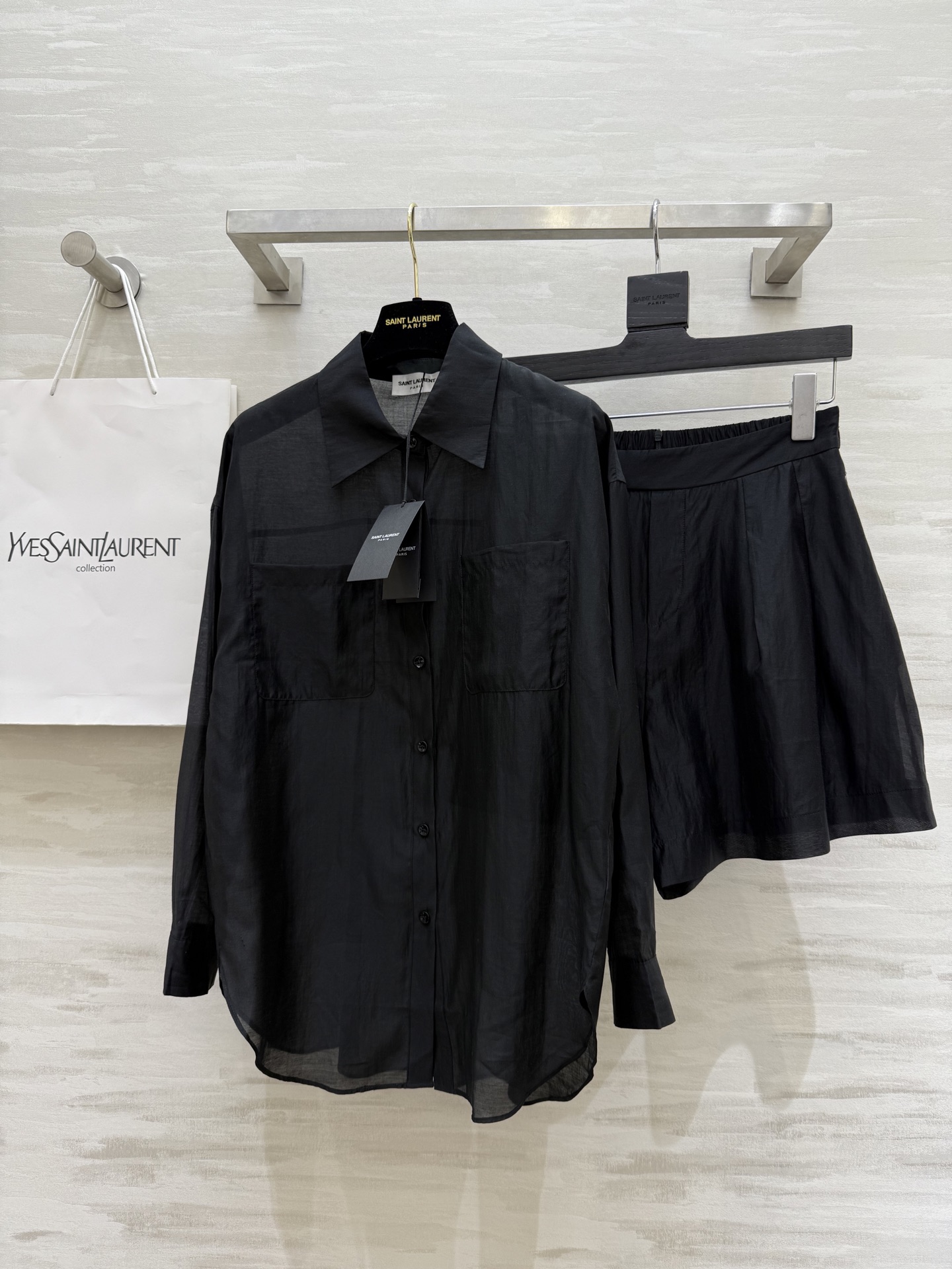 NO:333445,#ysl new Tennis Set Lightweight and breathable Tennis Texture Loose style sways gently with the wind, as if every step is pedaling in the summer breeze, comfortable and comfortable, high-quality customization Spot sizeS/M/L (size size 54 shoulder width, bust 104, 76 length, elastic waist 64, trousers length 43), saint laurent,alexander wang19860909#ysl新款天丝套装 轻盈透气天丝质地 宽松版型随风轻轻摇曳 仿佛每一步都踏着夏日的微风 自在又惬意 高品质定制 现货首发sizeS/M/L（s码肩宽54,胸围104,衣长76,弹力腰围64,裤长43）,,saint laurent,alexander wang,Women's clothing