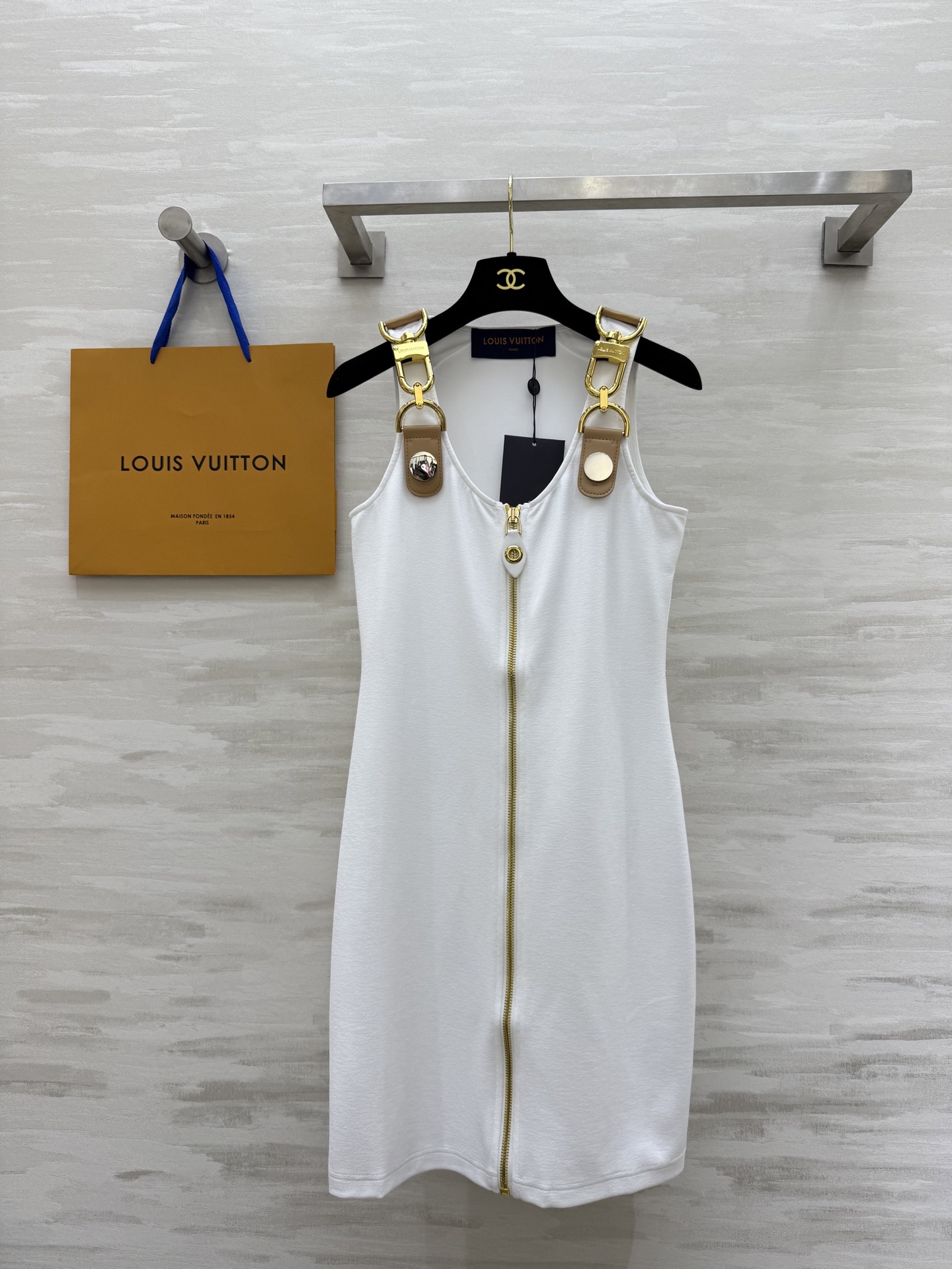NO:333449,#Lv new style metal decorative vest skirt, open mold custom hardware decoration exquisite and luxurious high quality customization spot first-time sizeS/M/L (size s size 84, skirt length 89),,louis vuitton, skirts,alexander wang19860909#Lv新款 金属装饰背心裙 开模定制五金装饰精致奢华 高品质定制 现货首发sizeS/M/L（s码胸围84,裙长89）,,louis vuitton,skirts,alexander wang,Women's clothing