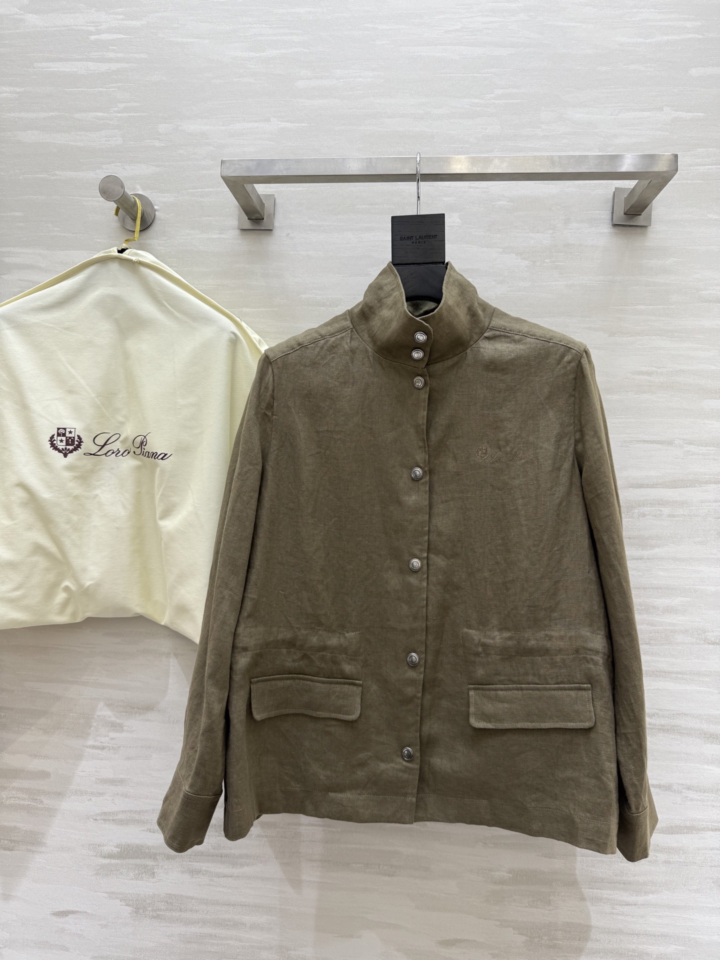 NO:333943,#LP high-end old-money style minimalist linen jacket, slack old-money style, classic work pocket, adjustable waist-hugging, low-key luxury temperament, elegant temperament, classic style, versatile and not picky, fixed-dye linen fabric light and breathable texture, excellent high-quality customization, spot first-time sizeS/M/L (size s-shoulder width 40, bust 108, length 62),,loro piano, jackets & coats,alexander wang19860909#LP高级老钱风极简亚麻外套 松弛感老钱风 经典工装口袋 可调节收腰 低调奢华气质优雅 气质立领经典版型 百搭不挑人 定染亚麻面料轻盈透气质感超赞 高品质定制 现货首发sizeS/M/L（s码肩宽40,胸围108,衣长62）,,loro piana,jackets & coats,alexander wang,Women's clothing