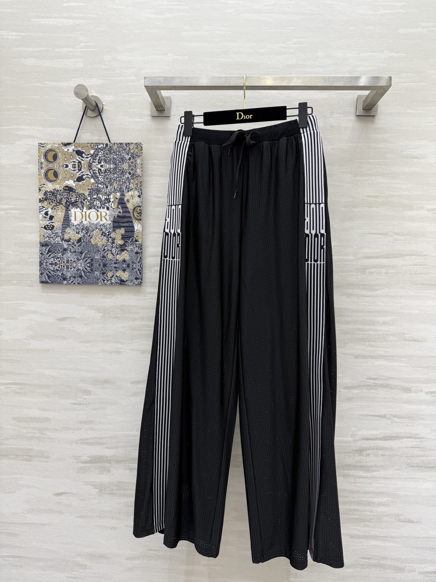 NO:333945,#DIO new logo webbing, elastic waist straight pants, custom mesh fabric, light and breathable upper body, super comfortable, straight pants cut, specially modified body, thin legs, logo webbing prints on both sides are low-key and fashionable, no matter what body, it can be easily decorated, daily casual commuting is very good, high-quality customization, spot first-time sizeS/M/L (size size 66, hip circumference 100, pants length 102),,dior,alexander wang19860909#DIO新款 logo织带 松紧腰直筒裤 定制网眼面料 轻薄透气上身超级舒服 直筒裤型剪裁特别修饰身材 显腿细 两侧Logo织带印花点缀低调又时髦 不管什么身材都能轻松修饰 日常休闲通勤都很不错 高品质定制 现货首发sizeS/M/L（s码腰围66,臀围100,裤长102）,,dior,alexander wang,Women's clothing