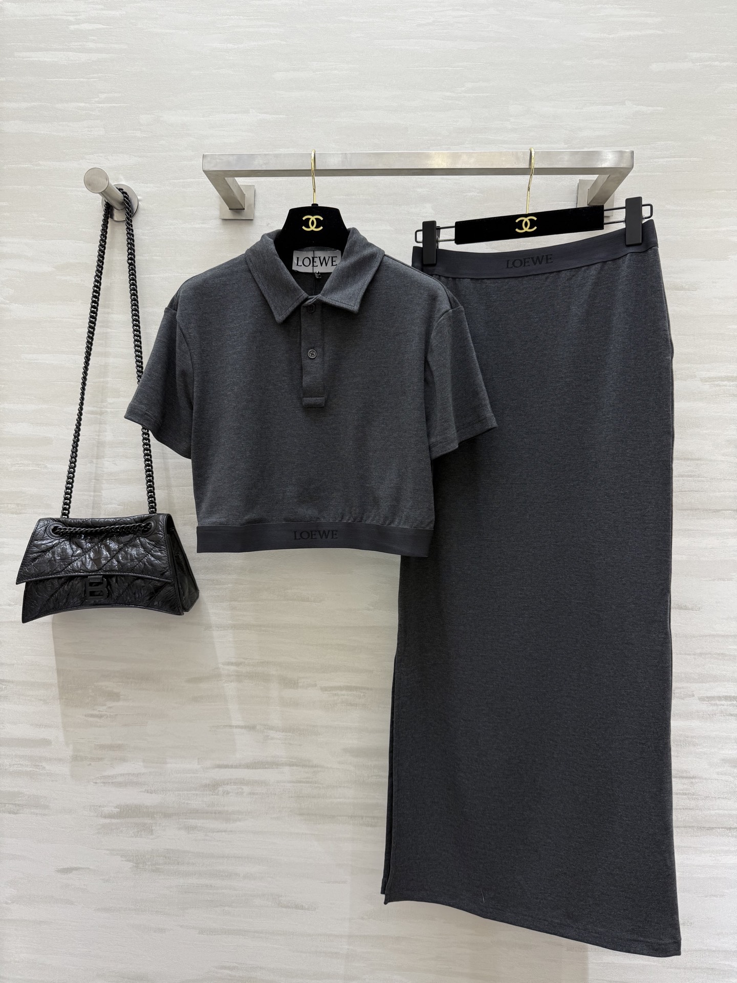 NO:333949,#LOEW new logo webbing decoration casual set A set of simple, casual and fashionable upper body, super slim, soft and comfortable cotton fabric, excellent texture, slit side slit method, long legs, visual effect, high quality customization, spot first-time sizeS/M/L (size s shoulder width 41, bust 94, garment length 41, elastic waist 68, skirt length 98),,loewe, skirt 98, alexander wang19860909#LOEW新款logo织带装饰 休闲套装 一套上身简约休闲又时髦 超显瘦 柔软舒适棉感面料 质感超赞 半裙侧边开叉做法 大长腿若隐若现视觉效果 高品质定制 现货首发sizeS/M/L（s码肩宽41,胸围94,衣长41 ,弹力腰围68,裙长98）,,loewe,skirts,alexander wang,Women's clothing