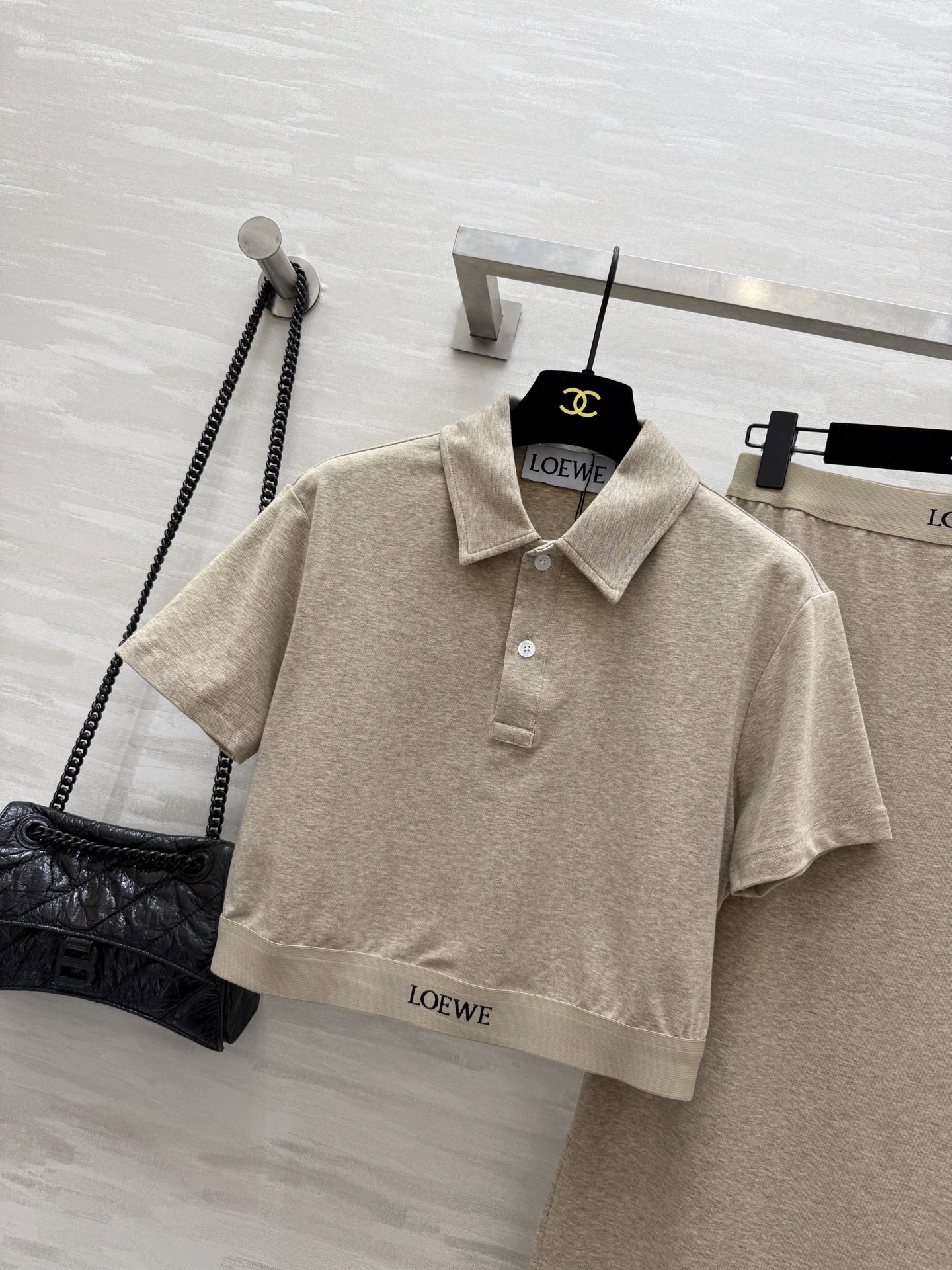 NO:333955,#LOEW new logo webbing decoration casual set A set of simple, casual and fashionable upper body, super slim, soft and comfortable cotton fabric, excellent texture, slit side slit method, long legs, visual effect, high quality customization, spot first-time sizeS/M/L (size s shoulder width 41, bust 94, garment length 41, elastic waist 68, skirt length 98),,loewe, skirt 98, alexander wang19860909#LOEW新款logo织带装饰 休闲套装 一套上身简约休闲又时髦 超显瘦 柔软舒适棉感面料 质感超赞 半裙侧边开叉做法 大长腿若隐若现视觉效果 高品质定制 现货首发sizeS/M/L（s码肩宽41,胸围94,衣长41 ,弹力腰围68,裙长98）,,loewe,skirts,alexander wang,Women's clothing