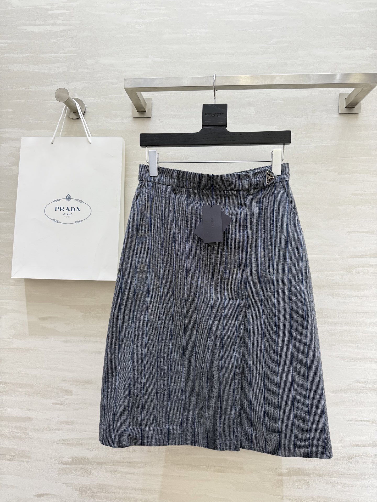 NO:333947,#Prad new gray striped suit skirt Customized high-end gray striped fabric Three-dimensional tailoring style High quality Spot first-time sizeS/M/L (size size 68, hip circumference 90, skirt length 65), prada, skirts, alexander wang19860909#Prad新款灰色条纹西服半裙 定制高级灰条纹面料 立体剪裁版型 高品质 现货首发sizeS/M/L（s码腰围68,臀围90,裙长65）,,prada,skirts,alexander wang,Women's clothing