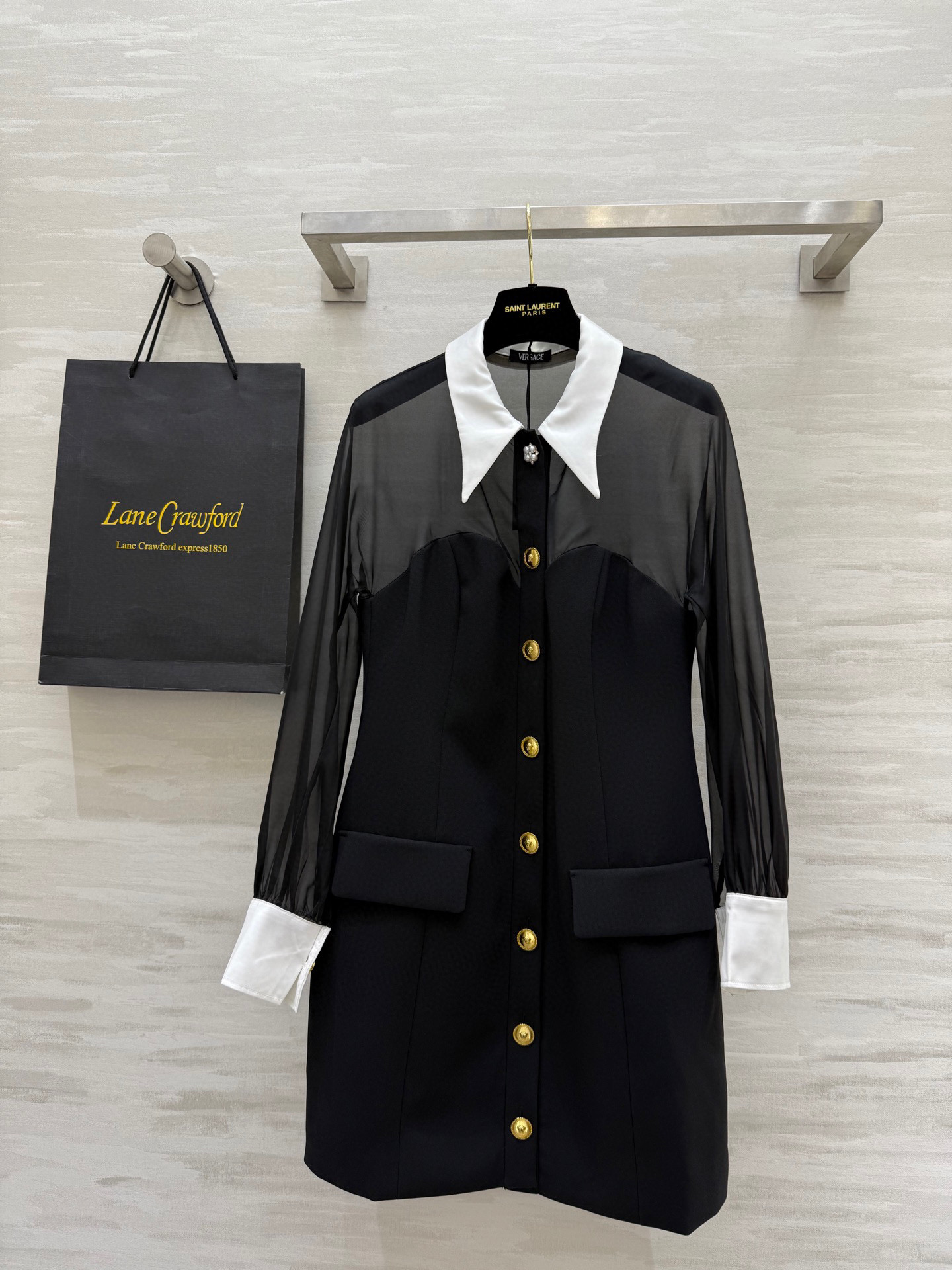 NO:333968,#VERSAC Show Series Elegant and mysterious little black skirt Corset Transparent chiffon sleeves Matched with contrasting dovetail collar and cuffs Embellished Medusa buttons Snap closure with single crystal pearls on the front High-quality customization Spot sizeS/M/L (M size bust 88, skirt length 86), versace, skirts, alexander wang19860909#VERSAC秀场系列 优雅神秘小黑裙 紧身胸衣 透明雪纺衣袖 搭配撞色燕尾领和袖口 点缀Medusa纽扣 正面采用单颗水晶珍珠装饰的按扣闭合 高品质定制 现货首发sizeS/M/L（M码胸围88,裙长86）,,versace,skirts,alexander wang,Women's clothing