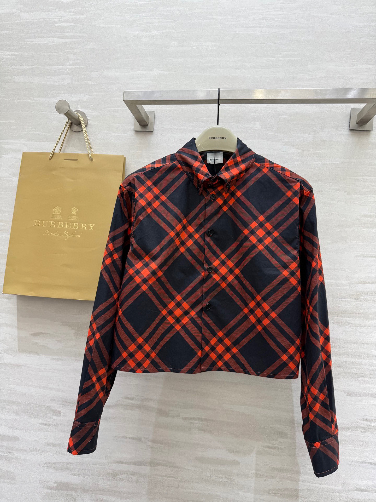 NO:333974,#Burberr Spring and Summer New Style plaid short shirt Fashionable British style High-quality customization Spot sizeS/M/L (size s size 43 shoulder width, bust 98, length 47), burberry, alexander wang19860909#Burberr春夏新款 格纹短款衬衣 时髦英伦风 高品质定制 现货首发sizeS/M/L（s码肩宽43,胸围98,衣长47）,,burberry,alexander wang,Women's clothing