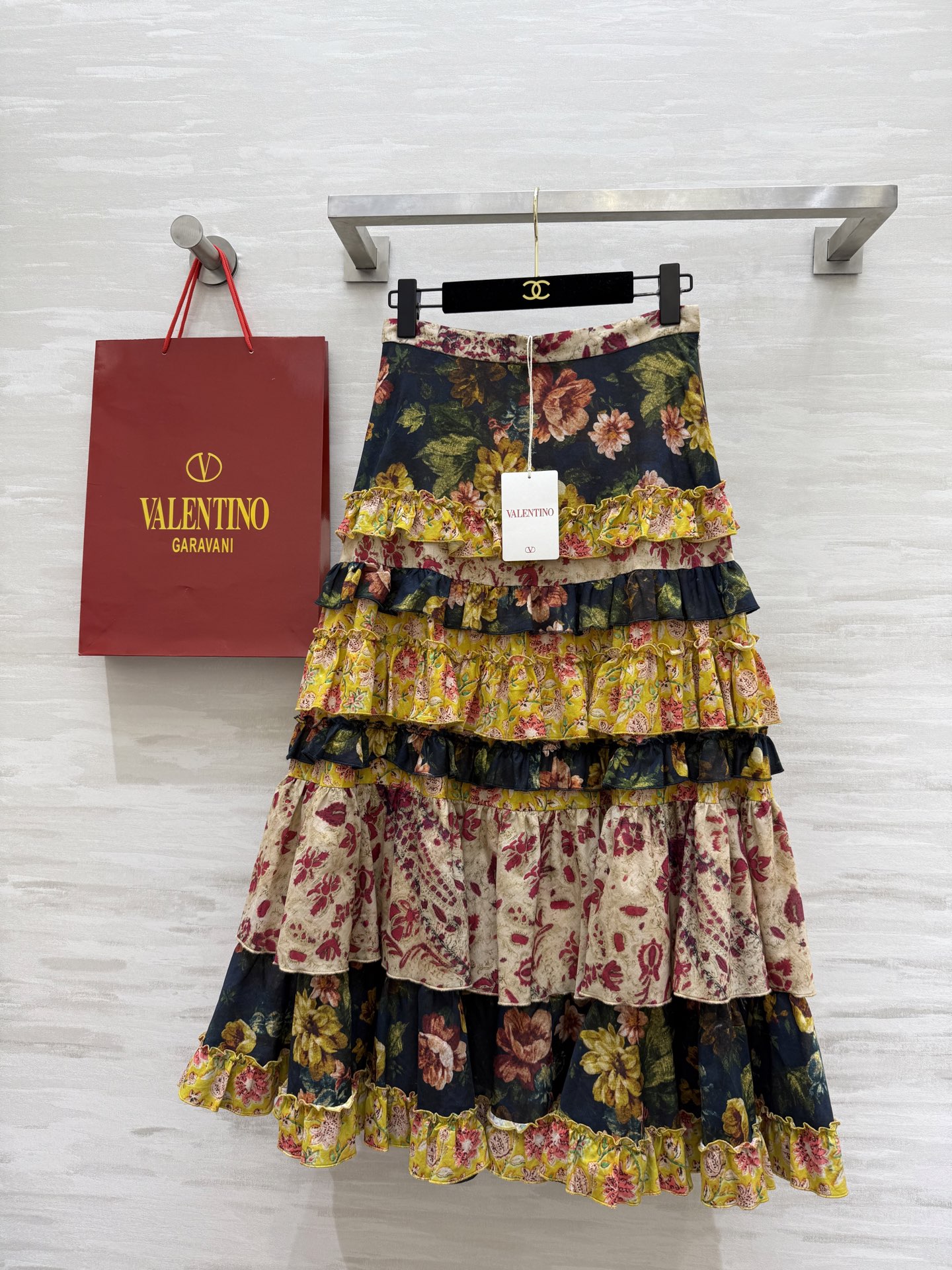 NO:334352,#Valentin｜Caibao Qianjin Limited skirt, wear oil paintings on your body, vacation style print, heavy industry layered cake skirt design, high quality, spot first-time sizeS/M/L (size size 64, skirt length 86),,valentino, skirts,alexander wang19860909#Valentin｜财阀千金限定半裙 把油画穿在身上 度假风印花 重工层层蛋糕裙摆设计 高品质 现货首发sizeS/M/L（s码腰围64,裙长86）,,valentino,skirts,alexander wang,Women's clothing