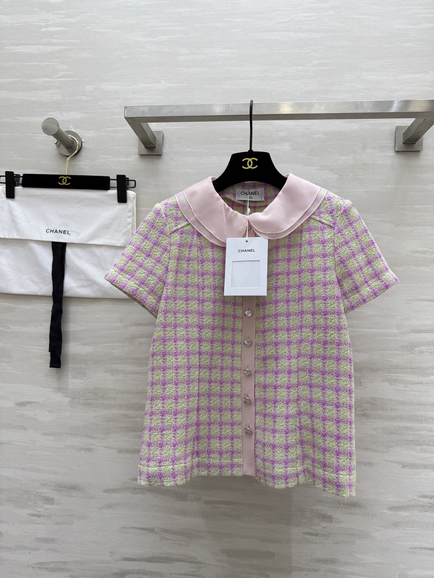 NO:334364,#Chanes new product, same style as Jennie, chaebol Qianjin style doll collar short-sleeved tweed top, temperament pink, tender green plaid, soft tweed fabric, age-reducing sweetness, slim fit and plaid tailoring, gentle and high-end upper body, sweet or salty!  High-quality customization Spot first-time size36/38/40 (36 size shoulder width 36, bust 90, garment length 52), chanel, T-shirt, alexander wang19860909#Chanes新品 Jennie同款 财阀千金风娃娃领短袖软呢上衣 气质粉 嫩绿系格纹 软花呢格面料减龄甜美 修身对格剪裁版型 上身温柔又高级 可甜可盐！高品质定制 现货首发size36/38/40（36码肩宽36,胸围90,衣长52）,,chanel,T-shirt,alexander wang,Women's clothing