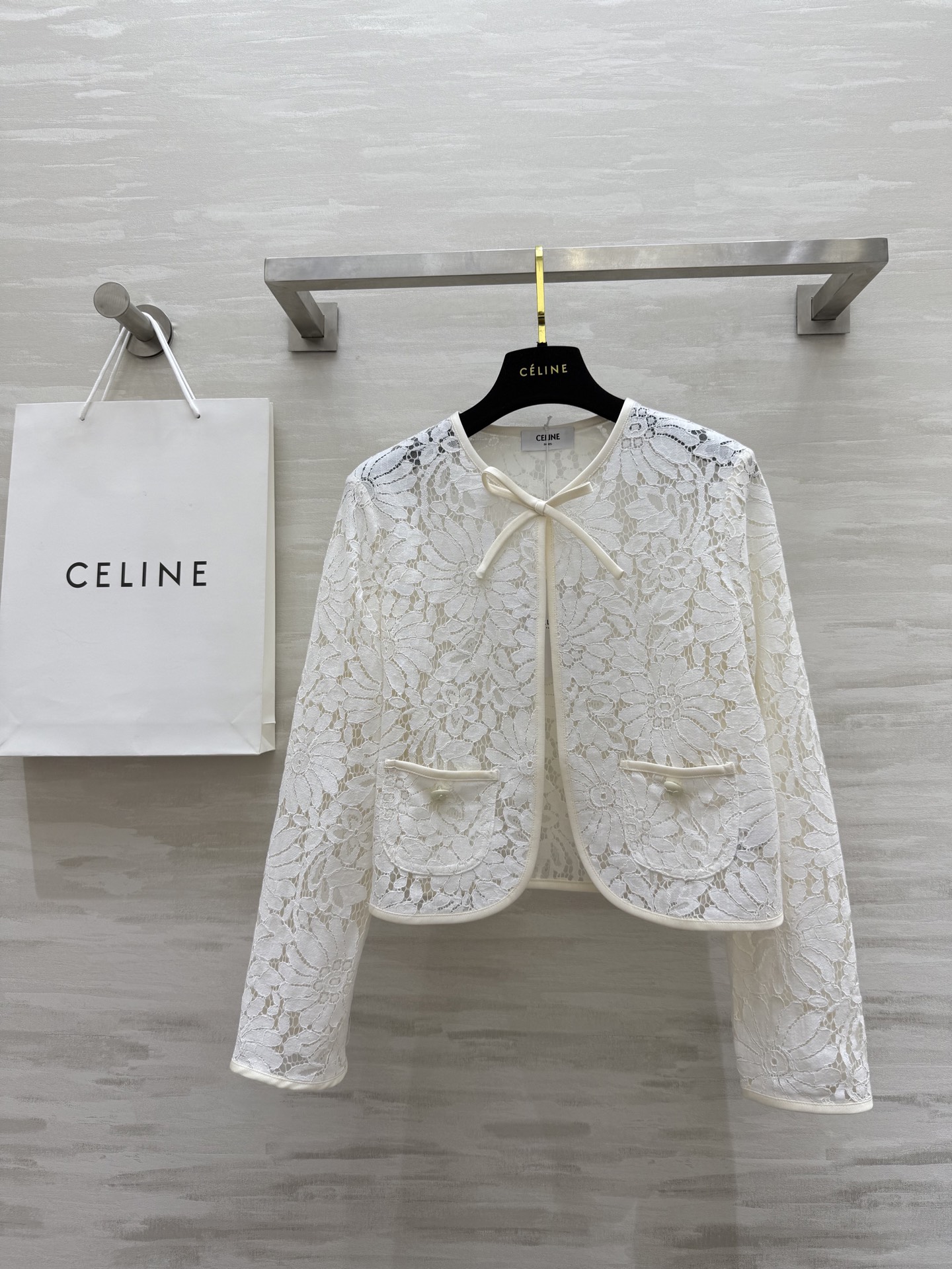 NO:334370,#Celinss Haute Clothing Lace Embroidered Cardigan Jacket Heavy craftsmanship Positioning Three-dimensional Water-soluble Flower Embroidery craftsmanship exquisite and high-end Round neck bow embellishes the upper body casual, elegant and gentle!  All-match is not picky!  High-quality customization Spot first-time sizeS/M/L (size size 39 shoulder width, bust 96, 46 length), celine, jackets & coats, alexander wang19860909#Celinss 高定蕾丝绣花开衫外套 重工艺定位立体水溶花刺绣工艺 精致高级 圆领蝴蝶结点缀上身随性优雅又温柔！百搭不挑人！高品质定制 现货首发sizeS/M/L（s码肩宽39,胸围96,衣长46）,,celine,jackets & coats,alexander wang,Women's clothing