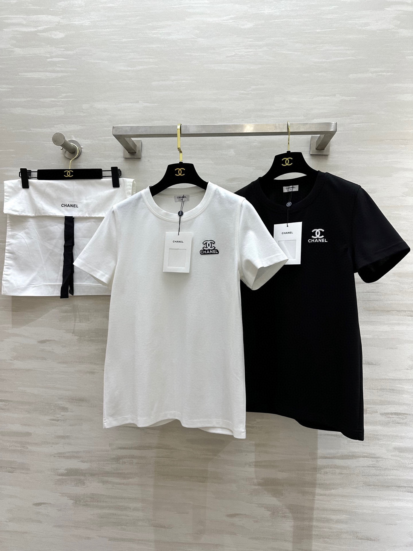 NO:334908,#Chane spring and summer new style Tensel acetate logo embroidered T-shirt Customized fabric is super skin-friendly and comfortable High quality Spot first-time size36/38/40 (38 size shoulder width 36, bust 104, length 66), Chanel,tees, t-shirt,alexander wang19860909#Chane春夏新款 天丝醋酸logo刺绣T恤 定制面料超级亲肤舒适 高品质 现货首发size36/38/40（38码肩宽36,胸围104,衣长66）,,chanel,tees，t-shirt,alexander wang,Women's clothing