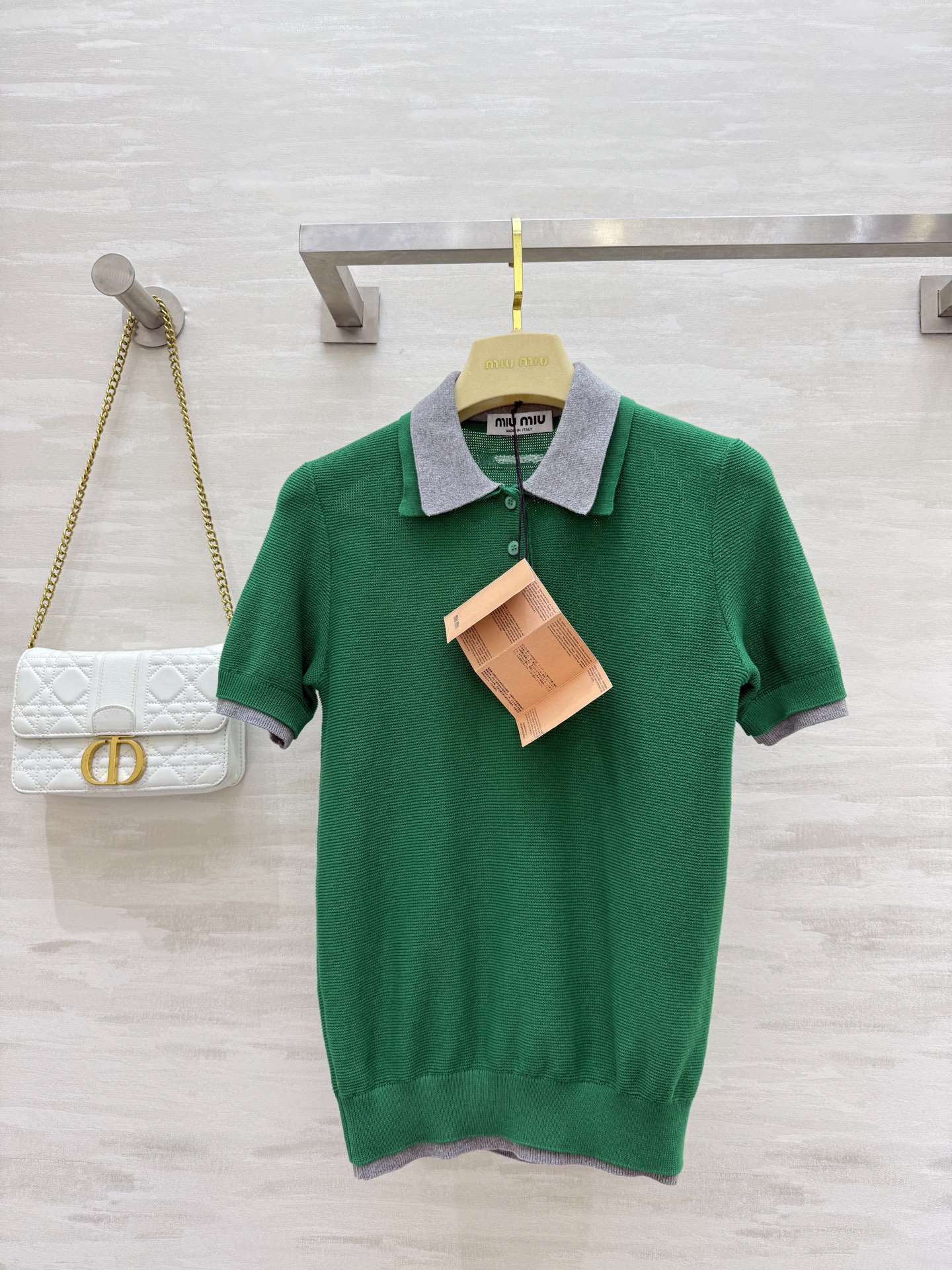 NO:334911,#Miumi Miu Miu new style emerald green grey lapel short-sleeved Polo shirt Original development High-quality customization Spot first-time sizeS/M/L (), miumiu, T-shirt, alexander wang19860909#Miumi缪缪新款 翠绿拼灰色翻领短袖Polo衫 原版开发 高品质定制 现货首发sizeS/M/L（）,,miumiu,T-shirt,alexander wang,Women's clothing