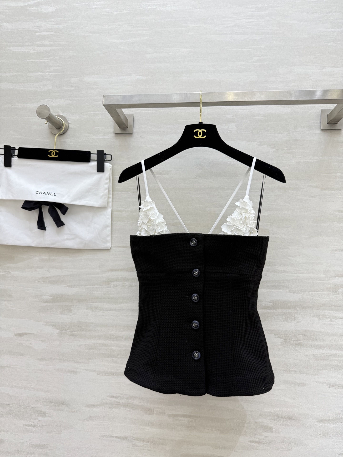 NO:334917,#ChaneC Flower Fake Two-piece Cross Sling, Zhang Junning, same style, original development, high-quality customization, spot first-time size36/38/40 (),,chanel,alexander wang19860909#ChaneC 花朵假两件交叉吊带 张钧甯同款 原版开发 高品质定制 现货首发size36/38/40（）,,chanel,alexander wang,Women's clothing