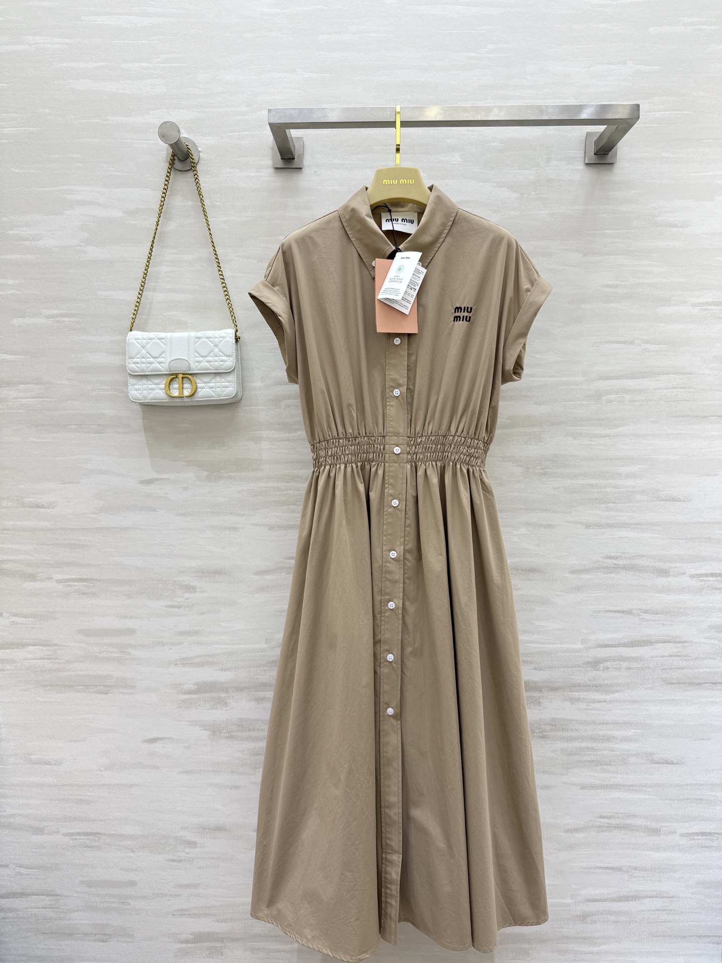 NO:335915,#Miumiss shirt-style lapel dress with invincible style, high-quality customization, spot first-time sizeS/M/L (),,miumiu,skirts,shirts,alexander wang19860909#Miumiss衬衫式翻领连衣裙 版型感无敌 高品质定制 现货首发sizeS/M/L（）,,miumiu,skirts,shirts,alexander wang,Women's clothing