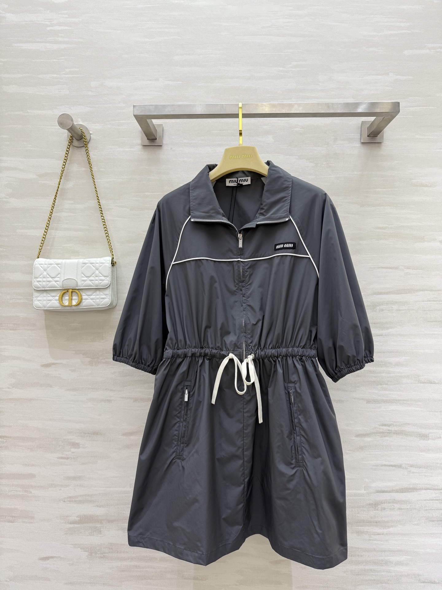 NO:410380,#ss new style gray drawstring work dress windproof waterproof and environmentally friendly recycled nylon material is crisp and stylish. Working style. The whole body is made of open zipper design. The two-wear dress jacket with contrasting color splicing adds a casual and fashionable feeling of workwear. The chest logo makes the visual effect richer and more fashionable. The positioning mesh lining is breathable and comfortable. The best choice for daily leisure. Fashionable and fashionable. High-quality customization. Spot sizeS/M/L (), skirts, jackets & coats, alexander wang19860909#ss新款 灰色抽绳工装连衣裙 防风防水环保再生尼龙材质挺括有型 工装版型 通体采用开襟拉链设计 连衣裙外套两穿方案配合撞色拼接增添工装休闲时尚感 胸前徽标让视觉效果更显丰富彰显潮流 定位网格内衬透气舒适日常休闲的不二之选 时髦洋气 高品质定制 现货首发sizeS/M/L（）,,skirts,jackets & coats,alexander wang,Women's clothing