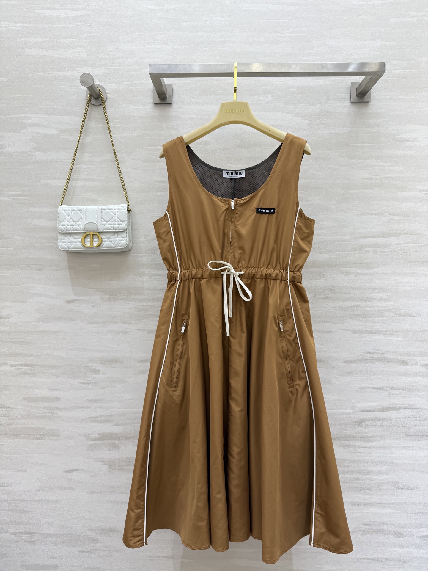 NO:410395,#Miumiss Spring and Summer New Logo Coffee Sleeveless Dress High Quality Customization Spot First-time SizeS/M/L (), Miumiu, Skirts, Alexander Wang19860909#Miumiss春夏新款 徽标咖色无袖连衣裙 高品质定制 现货首发sizeS/M/L（）,,miumiu,skirts,alexander wang,Women's clothing