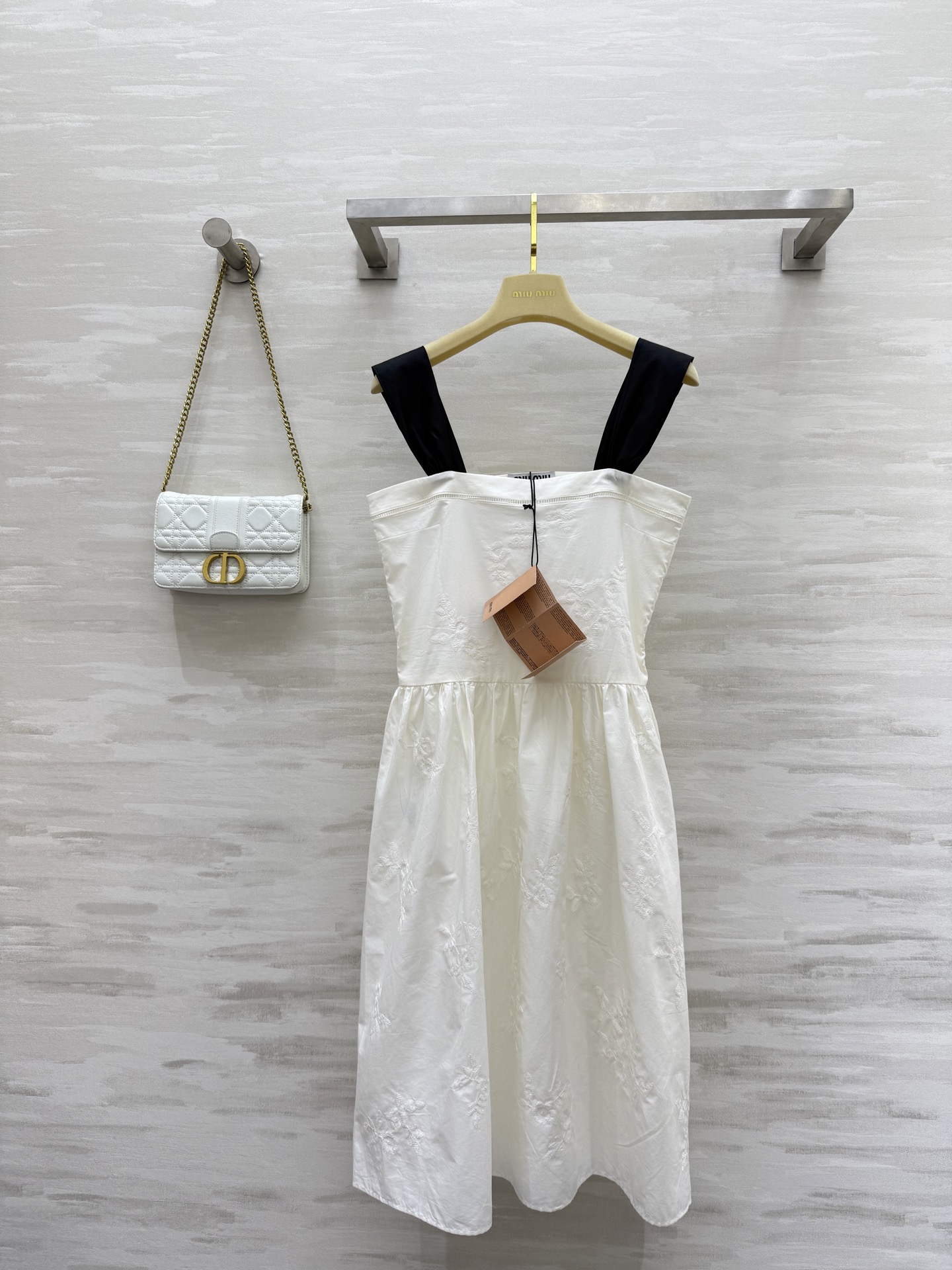 NO:410436,#Miumiss pure ceiling heavy industry flower embroidered suspender skirt with a sense of atmosphere fairy skirt high-quality customization spot first-time sizeS/M/L (), miumiu, skirts, alexander wang19860909#Miumiss纯欲天花板重工花朵刺绣吊带裙 自带氛围感仙女裙 高品质定制 现货首发sizeS/M/L（）,,miumiu,skirts,alexander wang,Women's clothing