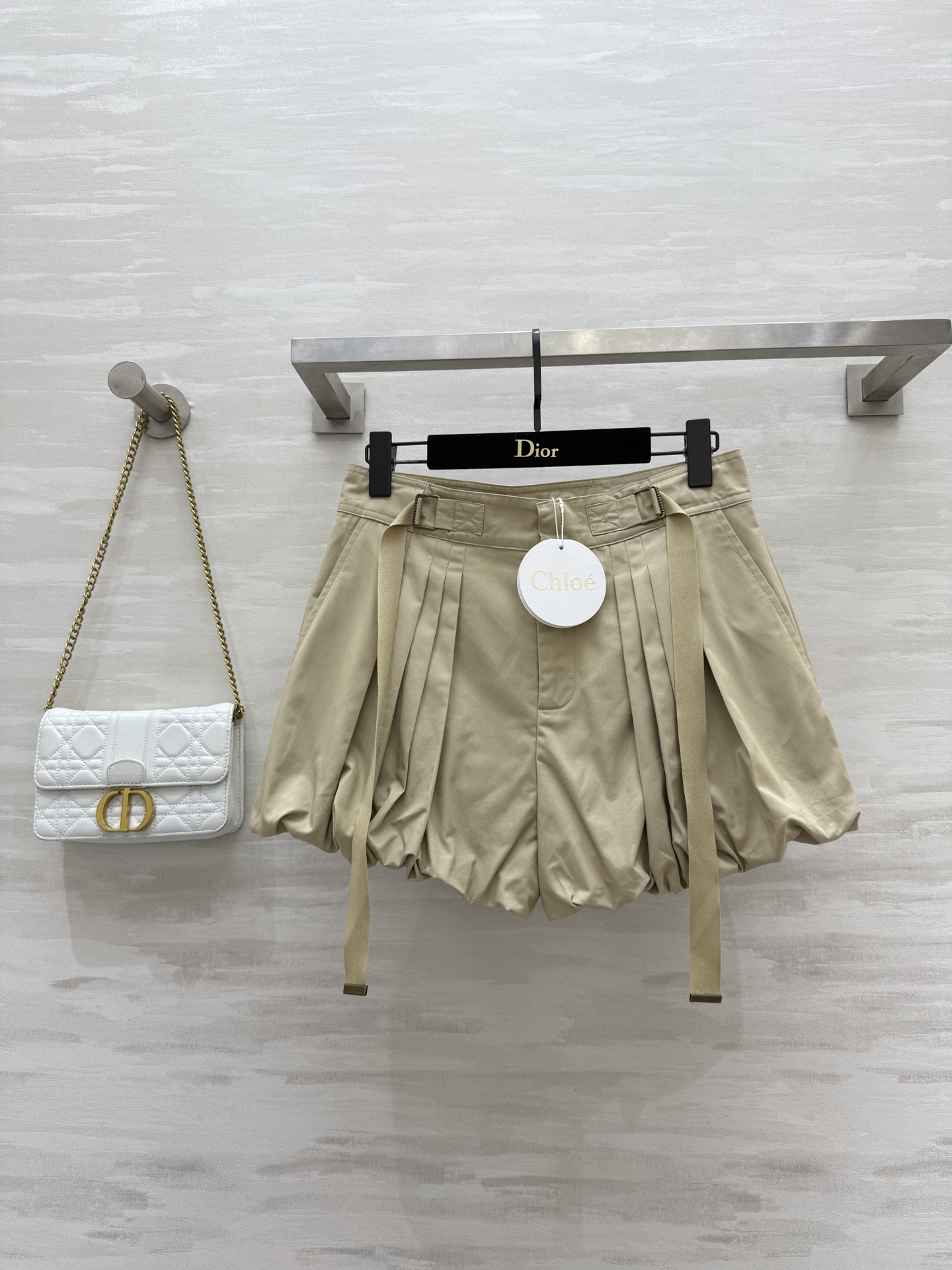 NO:410443,#Chloss Vacation Series Webbing Lantern Shorts Retro Court Style, Beautiful in the upper body so beautiful that you have no friends!  High waist pleated buds leg design is super slim, high quality customization, spot first-time sizeS/M/L (size size 70, hip circumference 96, pants length 34), chloe, shorts, alexander wang19860909#Chloss度假系列织带灯笼短裤 复古宫廷风 上身美到没朋友！高腰褶裥花苞裤腿设计超级显瘦 高品质定制 现货首发sizeS/M/L（s码腰围70,臀围96,裤长34）,,chloe,shorts,alexander wang,Women's clothing